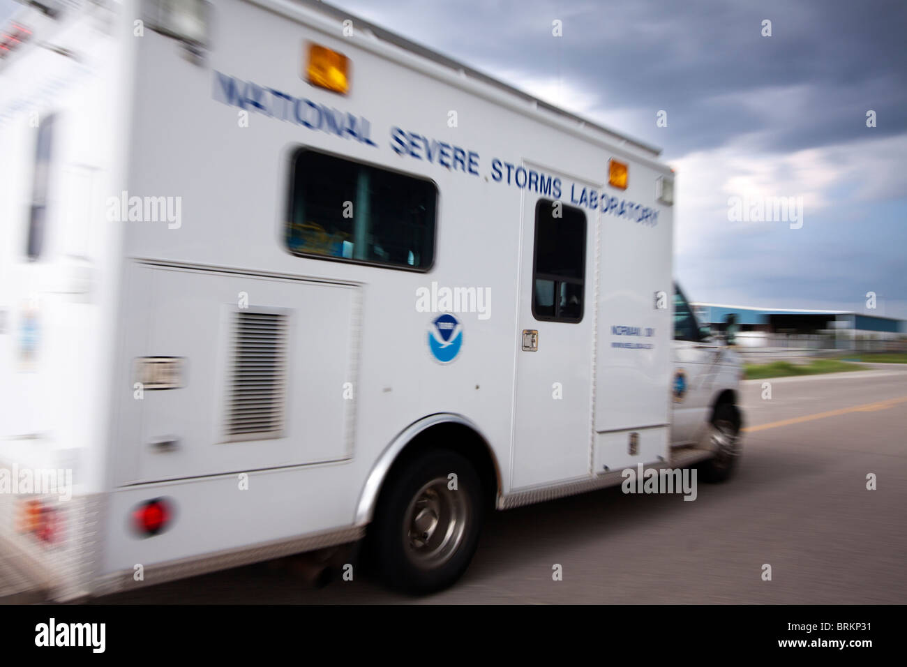 Le National Severe Storms Laboratory de l'unité de commande mobile passé tout en courses sur la poursuite d'une tempête dans le Kansas, le 23 mai 2010. Banque D'Images