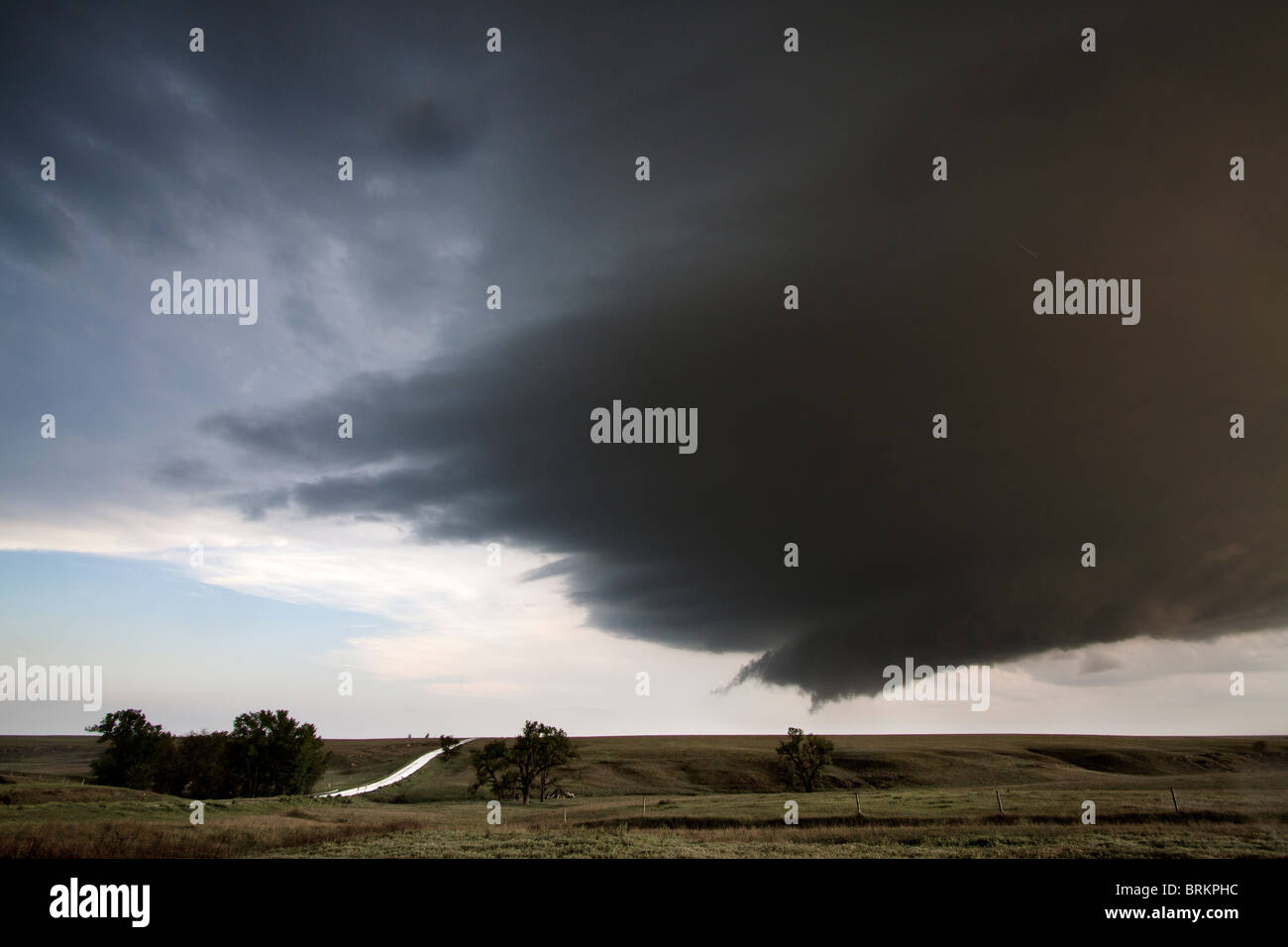 Un supercellular orage, avec un mur de nuages et un soupçon d'un nuage en entonnoir dans le Kansas, le 23 mai 2010. Banque D'Images Un supercellular orage, avec un mur de nuages et un soupçon d'un nuage en entonnoir dans le Kansas, le 23 mai 2010. Banque D'Images