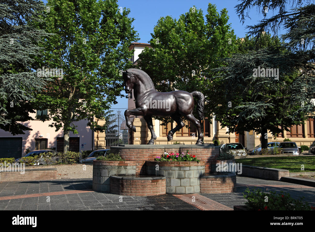 Cheval en bronze statue réplique conçue par Léonard de Vinci dans la place principale de la ville de Vinci, Toscane, Italie Banque D'Images