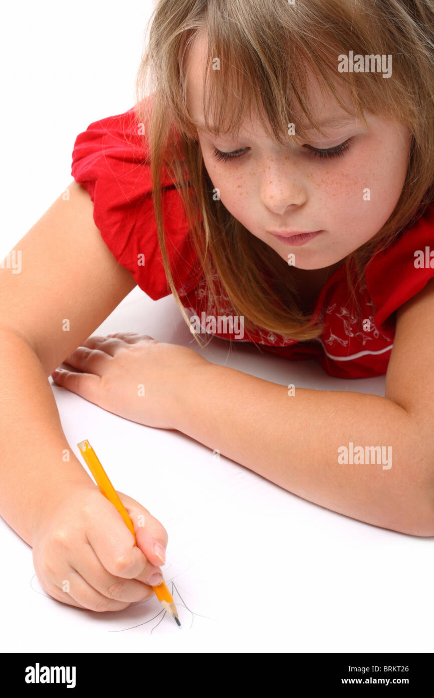 Petite fille quelque chose de dessin avec un crayon isolated on white Banque D'Images