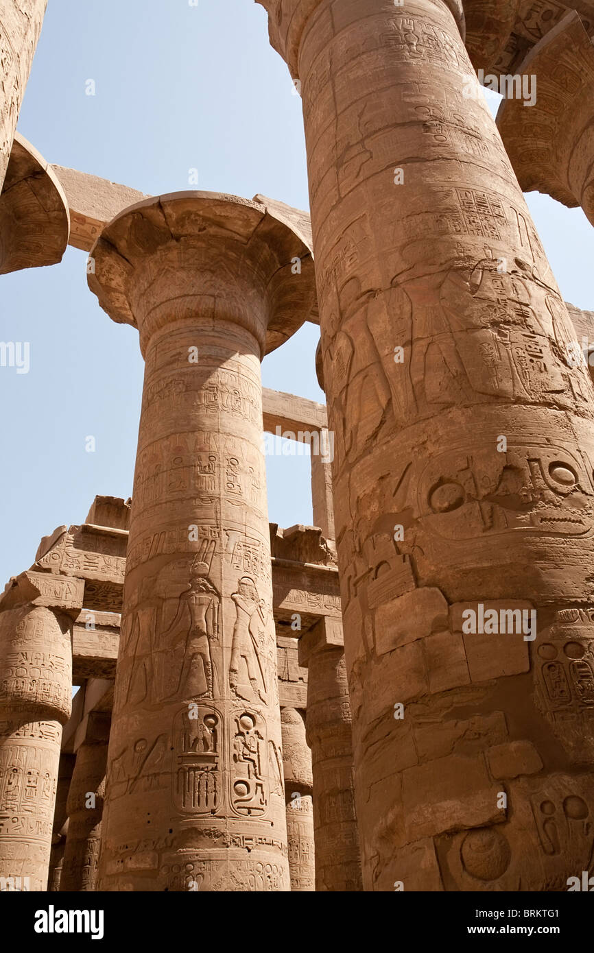 Des colonnes avec des bas-reliefs du Temple de Karnak, Louxor, Egypte Banque D'Images