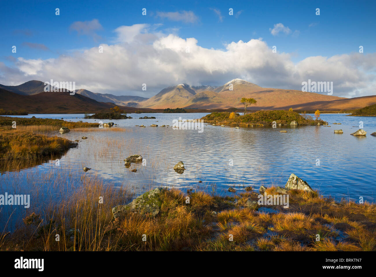 Lochan na h-Achlaise dans Rannoch Moor, Highland, en Écosse. L'automne (octobre) 2008 Banque D'Images