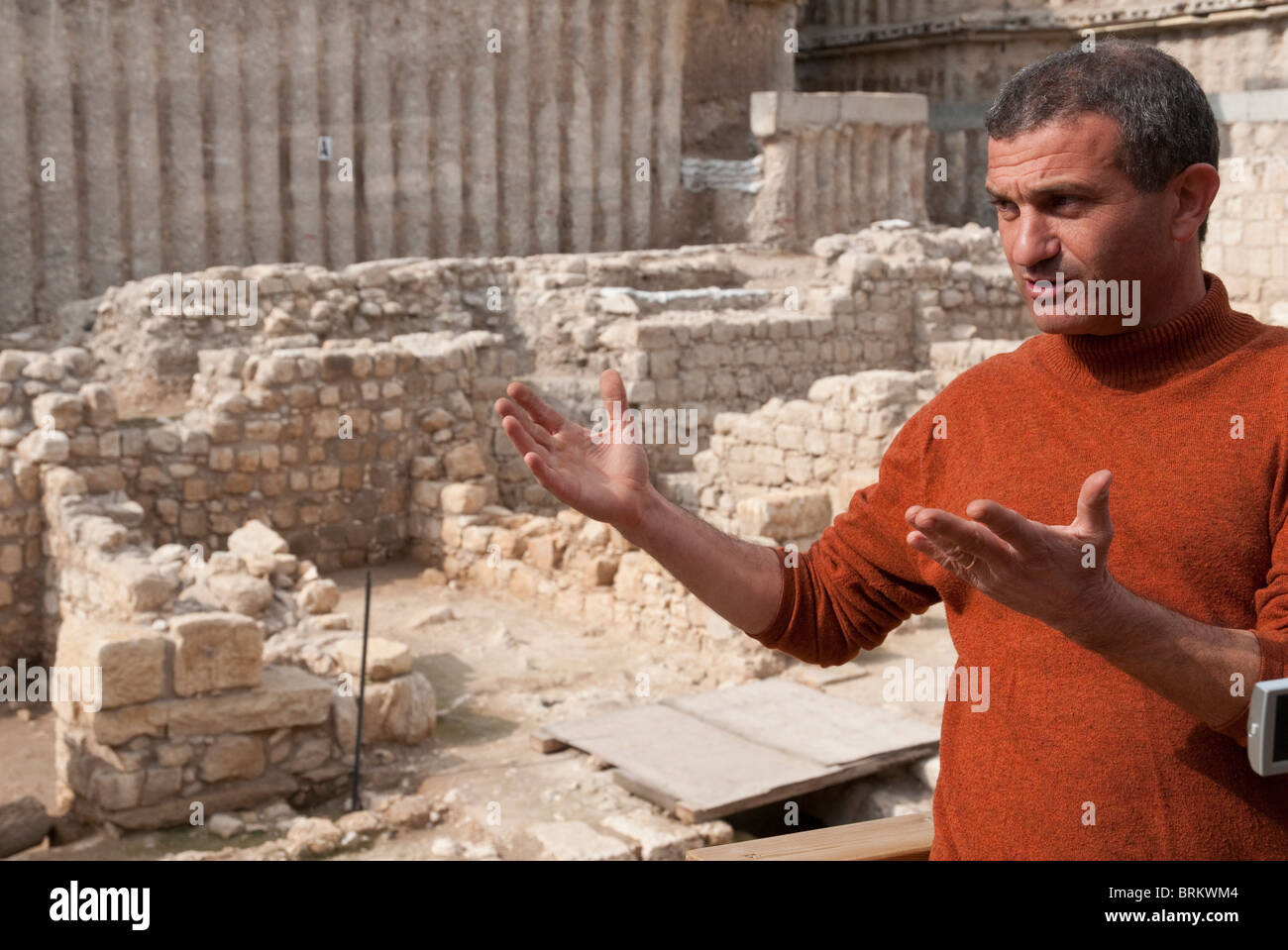 Doron Ben ami archéologue explique son travail au parking Givati Jeruslem Banque D'Images