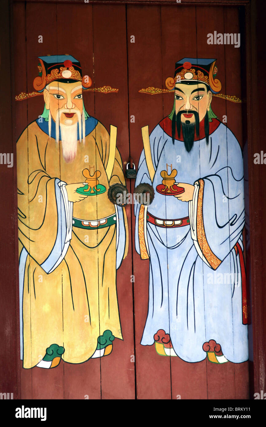 Une porte en bois peint de couleur à un temple bouddhiste est dans un quartier chinois à Georgetown, Penang, Malaisie. Banque D'Images