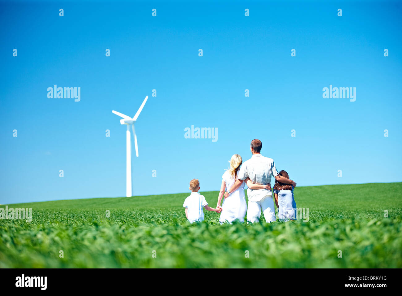 Family looking at wind turbine Banque D'Images