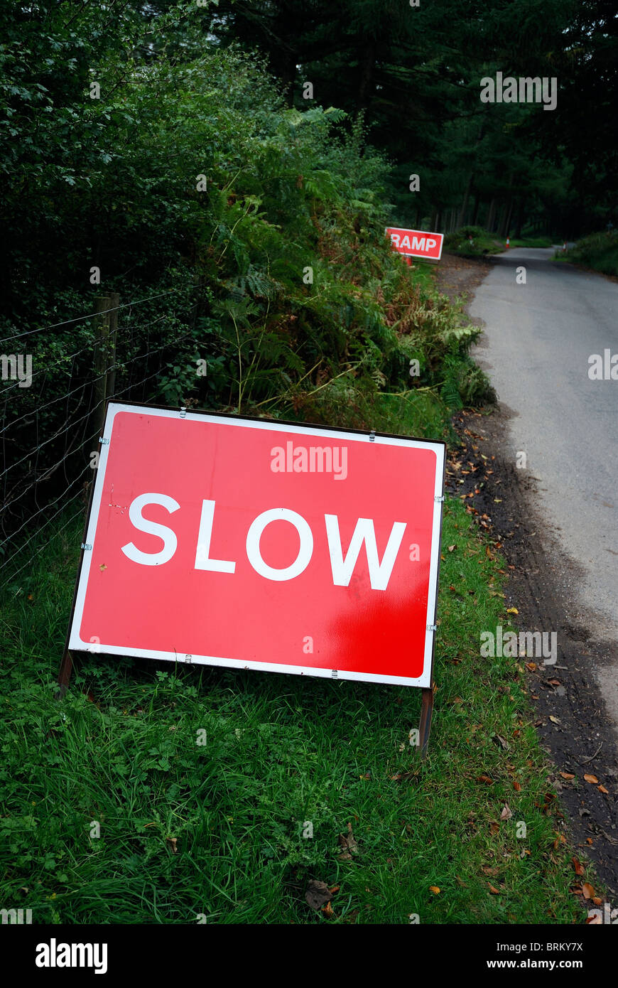 Signe lent sur une route de campagne england uk Banque D'Images