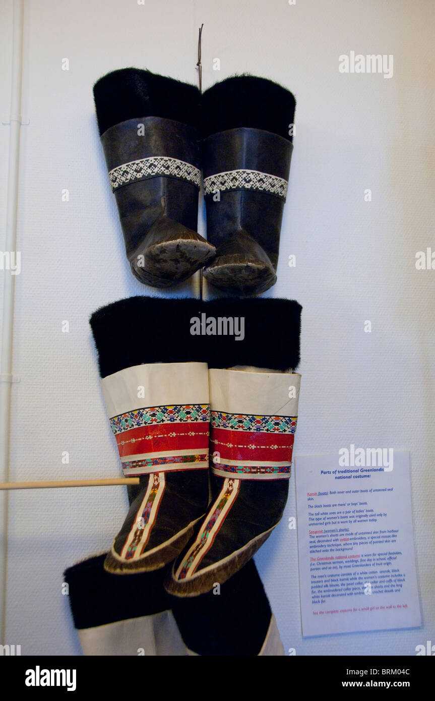 Le Groenland, Qaqortoq. La plus grande ville du Groenland du sud. Le groenlandais traditionnel costume national. Banque D'Images