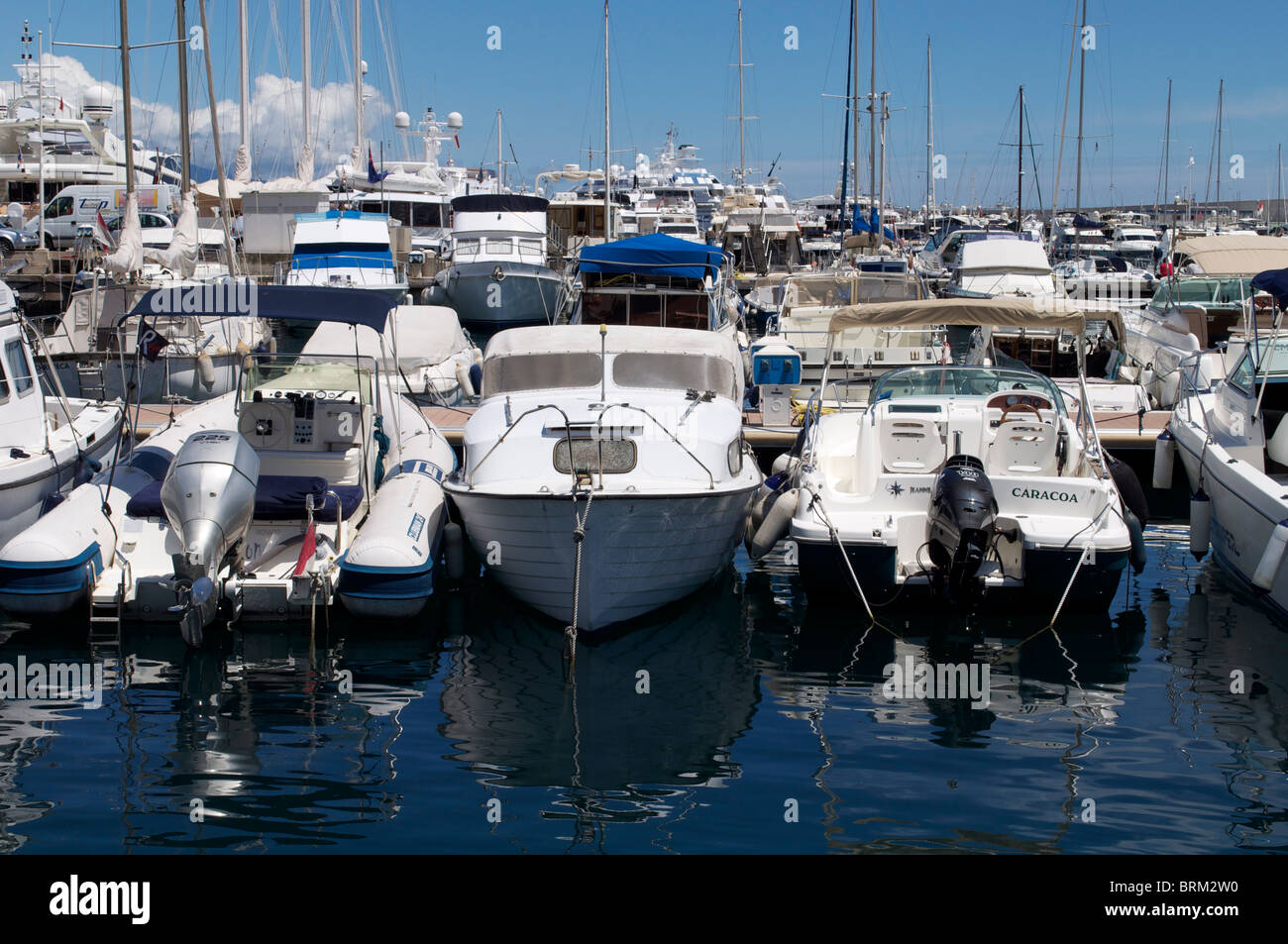Une collection de yachts, bateaux de vitesse et sunseekers dans dock à Monte Carlo Le Port de Fontvieille Côte d'Azur Banque D'Images Une collection de yachts, bateaux de vitesse et sunseekers dans dock à Monte Carlo Le Port de Fontvieille Côte d'Azur Banque D'Images