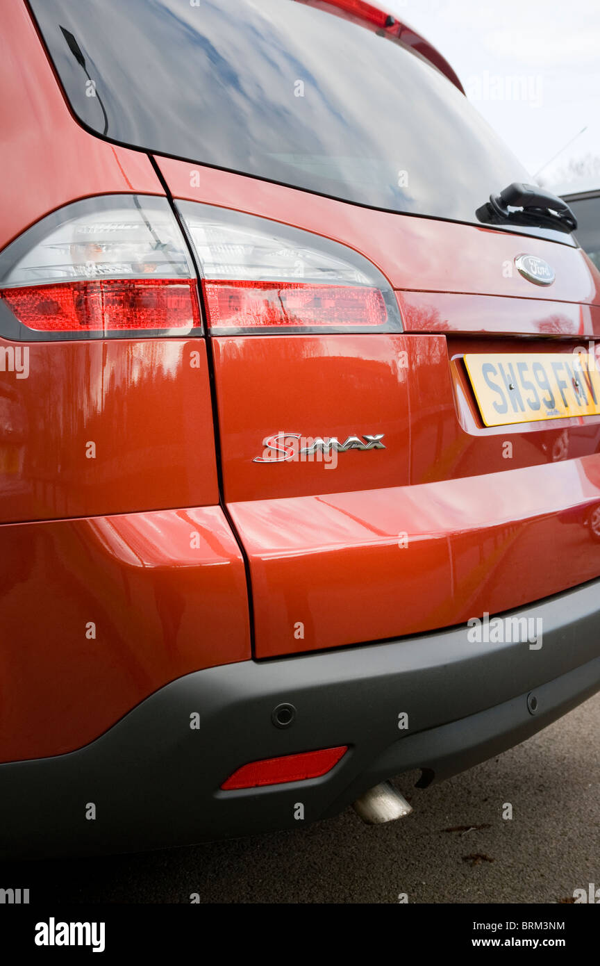Vue rapprochée de l'arrière d'un ford s-max monospace voiture. Banque D'Images