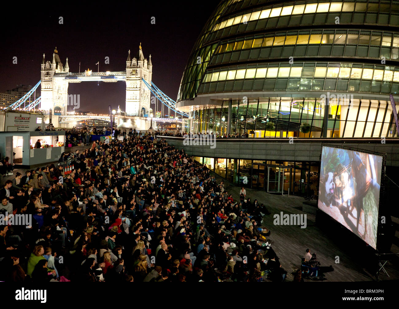 Projection de film en plein air à l'écope, City Hall, Londres Banque D'Images