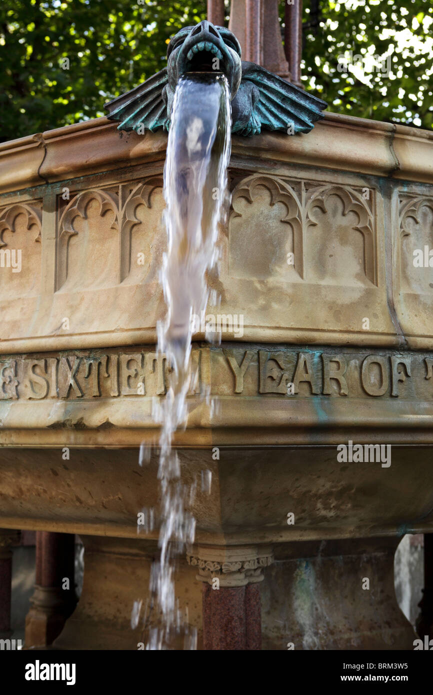 Le dispositif de l'eau de la fontaine du Jubilé de diamant dans Albert Square, Manchester. Banque D'Images