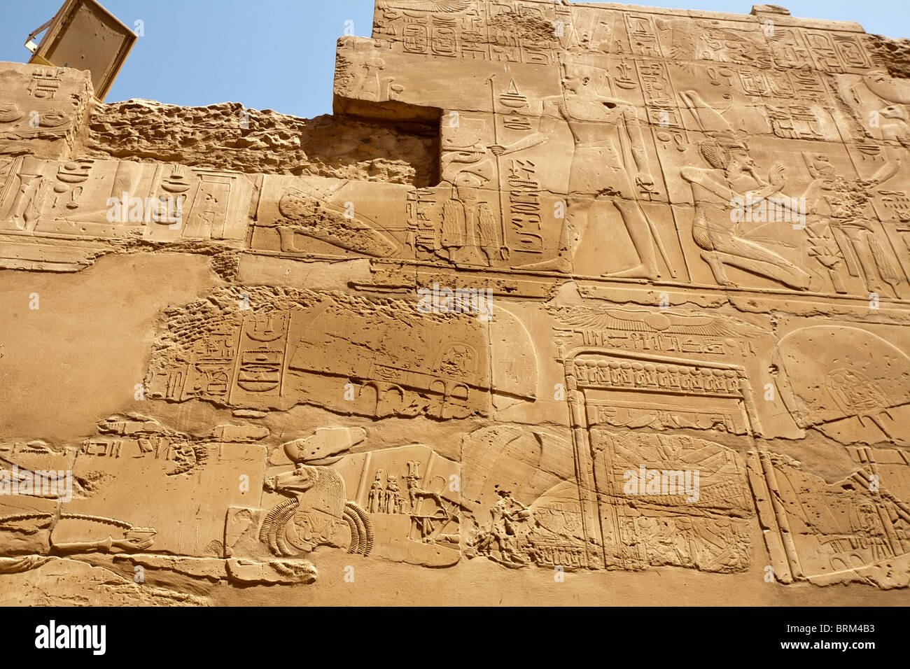 Bas-reliefs de l'Égypte ancienne sur le mur du temple de Karnak, Louxor, Egypte Banque D'Images