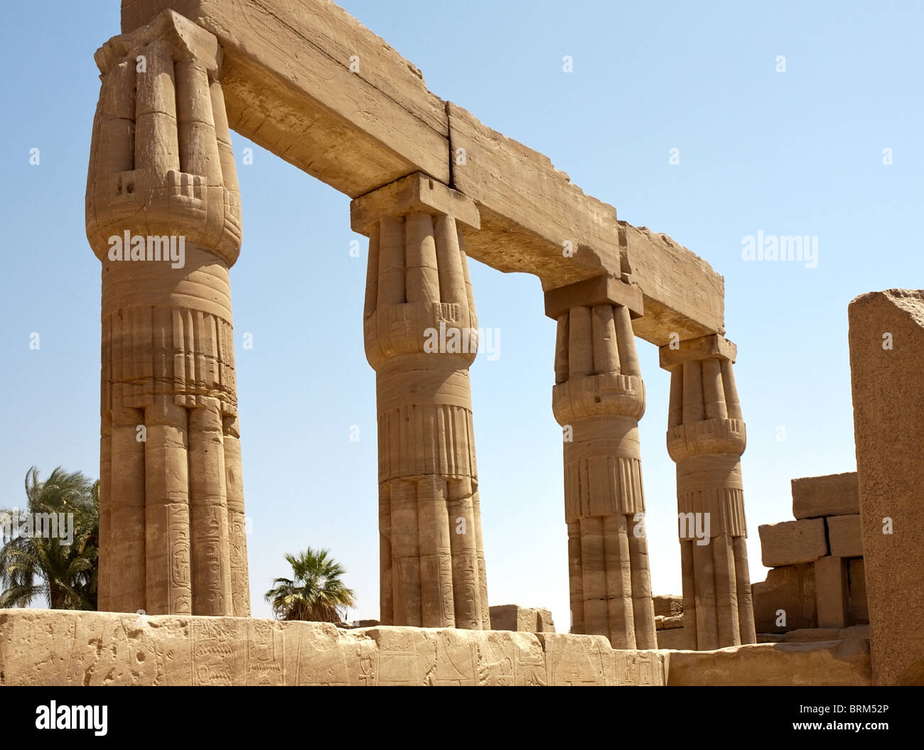 Des colonnes avec des bas-reliefs du Temple de Karnak, Louxor, Egypte Banque D'Images
