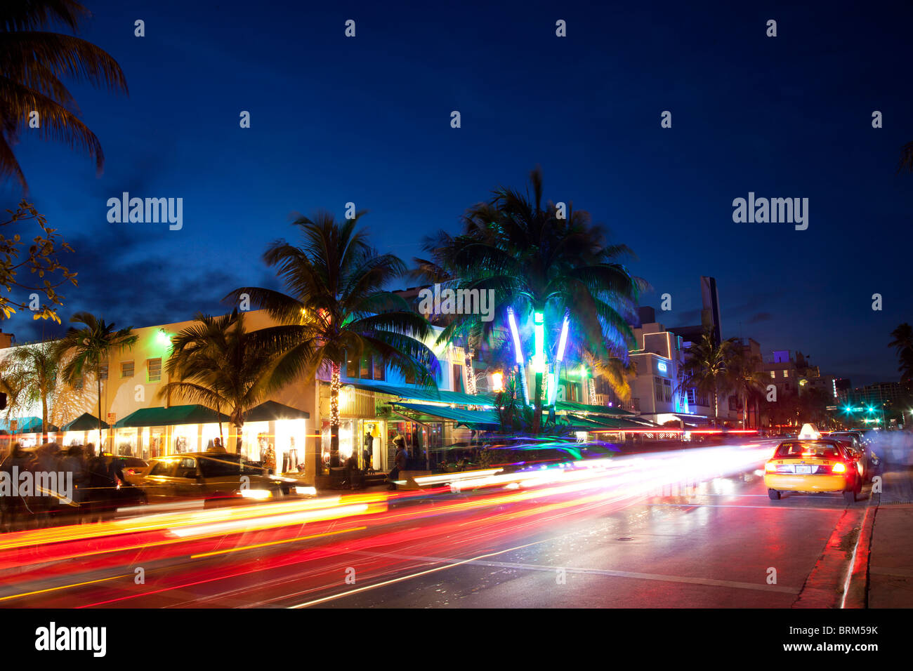 La nuit dans le célèbre quartier art déco de South Beach, Ocean Drive à Miami Floride United States Banque D'Images