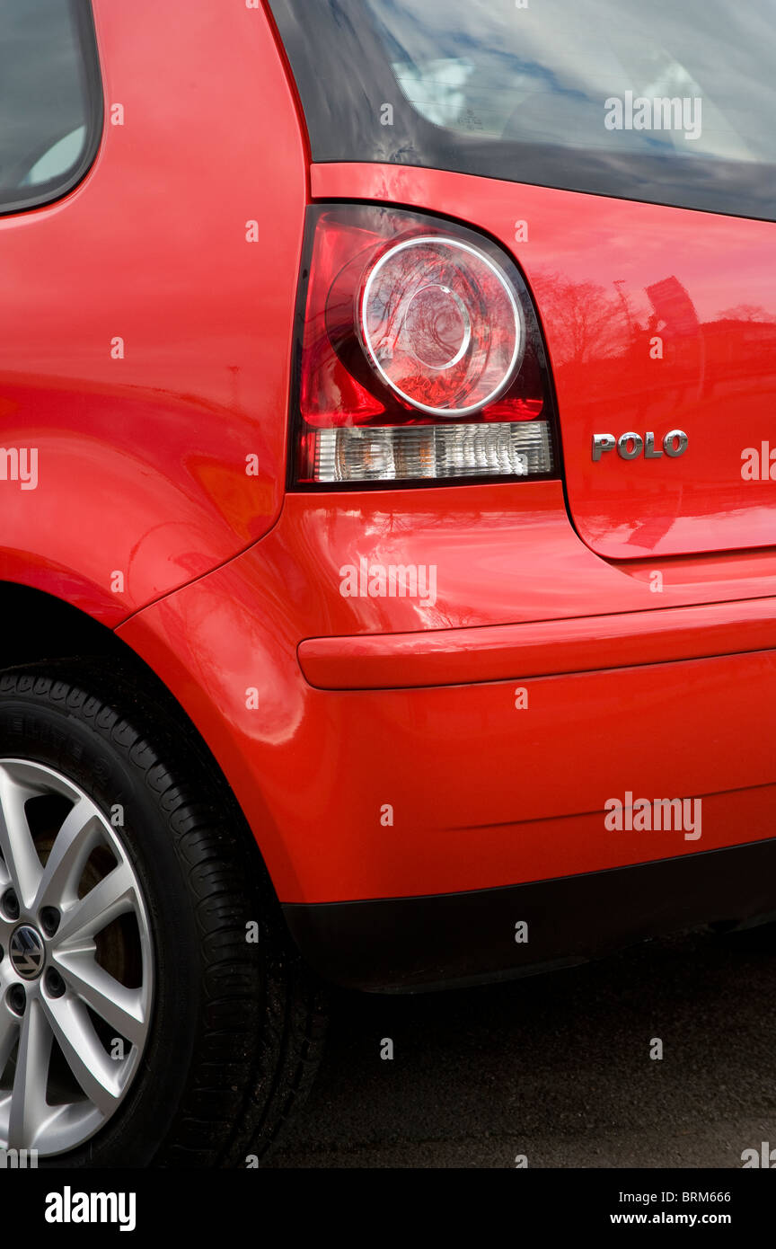 Vue rapprochée de la lumière arrière et pare-chocs en plastique sur une Volkswagen Polo voiture. Banque D'Images