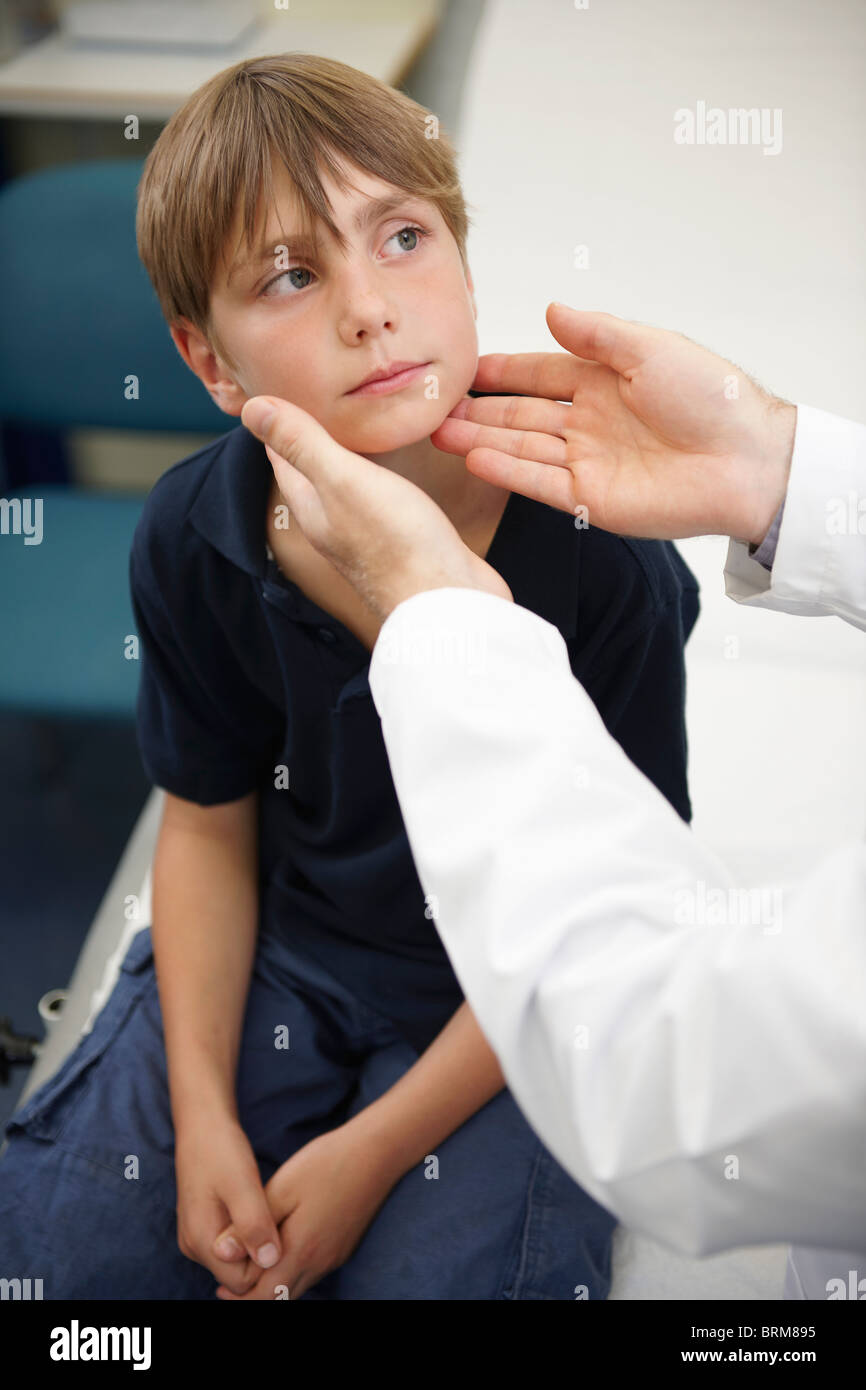 Doctor examining Young boy Banque D'Images