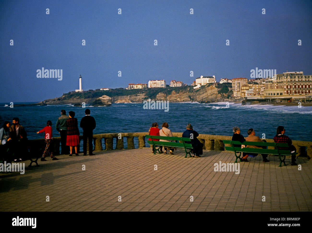 Français, adultes, hommes, femmes, jeunes adultes, personnes âgées, personnes âgées, assis sur un banc, La Grande Plage, Plage, ville de Biarritz, Biarritz, Aquitaine, France Banque D'Images