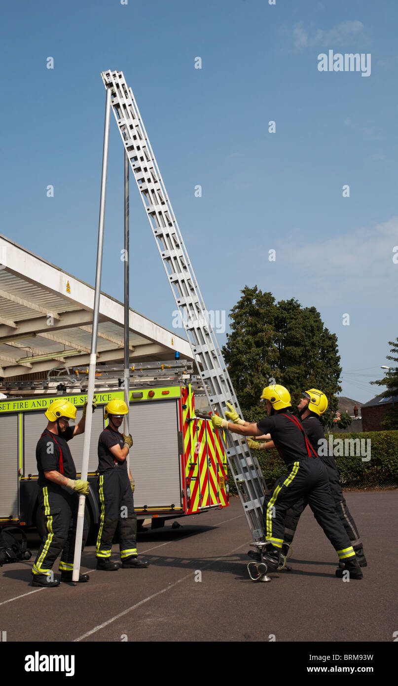 Le pompier Dorset Fire and Rescue Service prépare l'échelle à la caserne de pompiers de Westbourne, à Westbourne, à Bournemouth, au Royaume-Uni, en août Banque D'Images