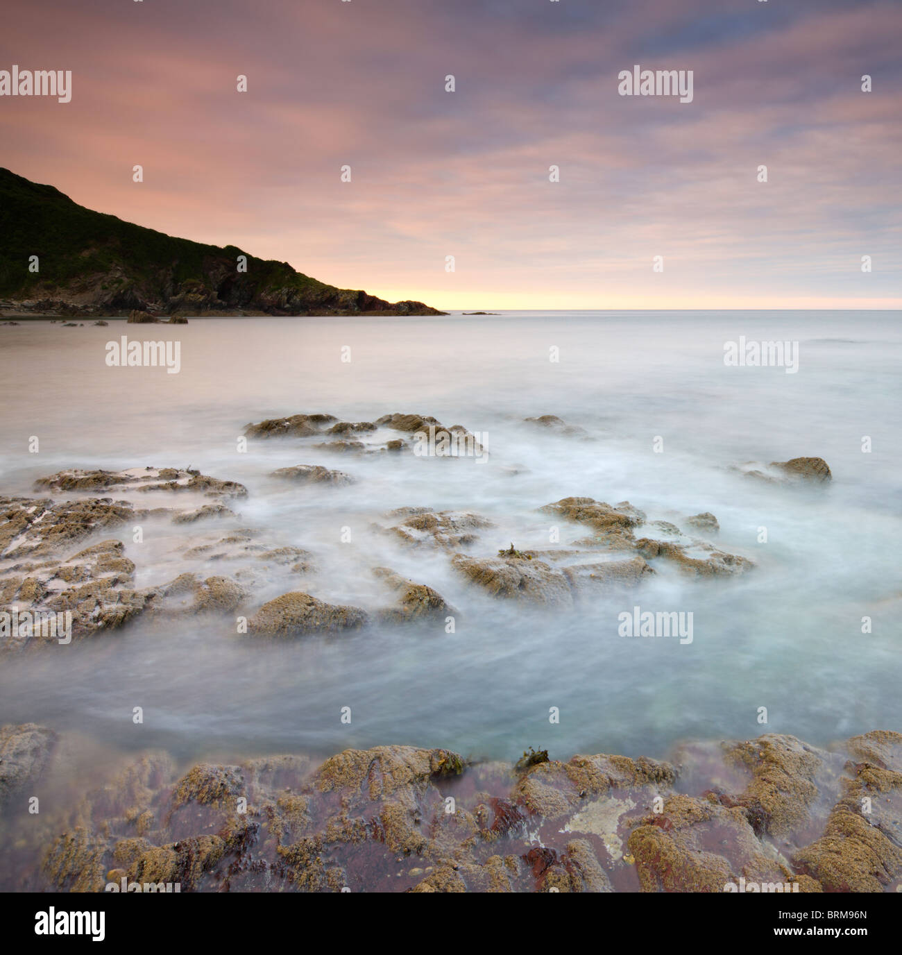 Talland Bay lever du soleil sur l'été, Cornwall, Angleterre du Sud. En été (juin) 2010. Banque D'Images