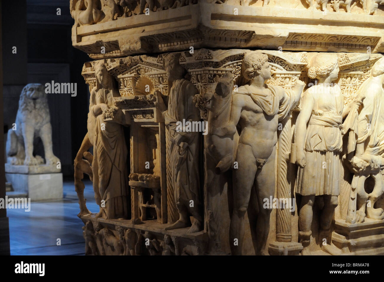 Le sarcophage d'Ambararasi Sidamara de la période romaine dans le musée d'archéologie à Istanbul Banque D'Images