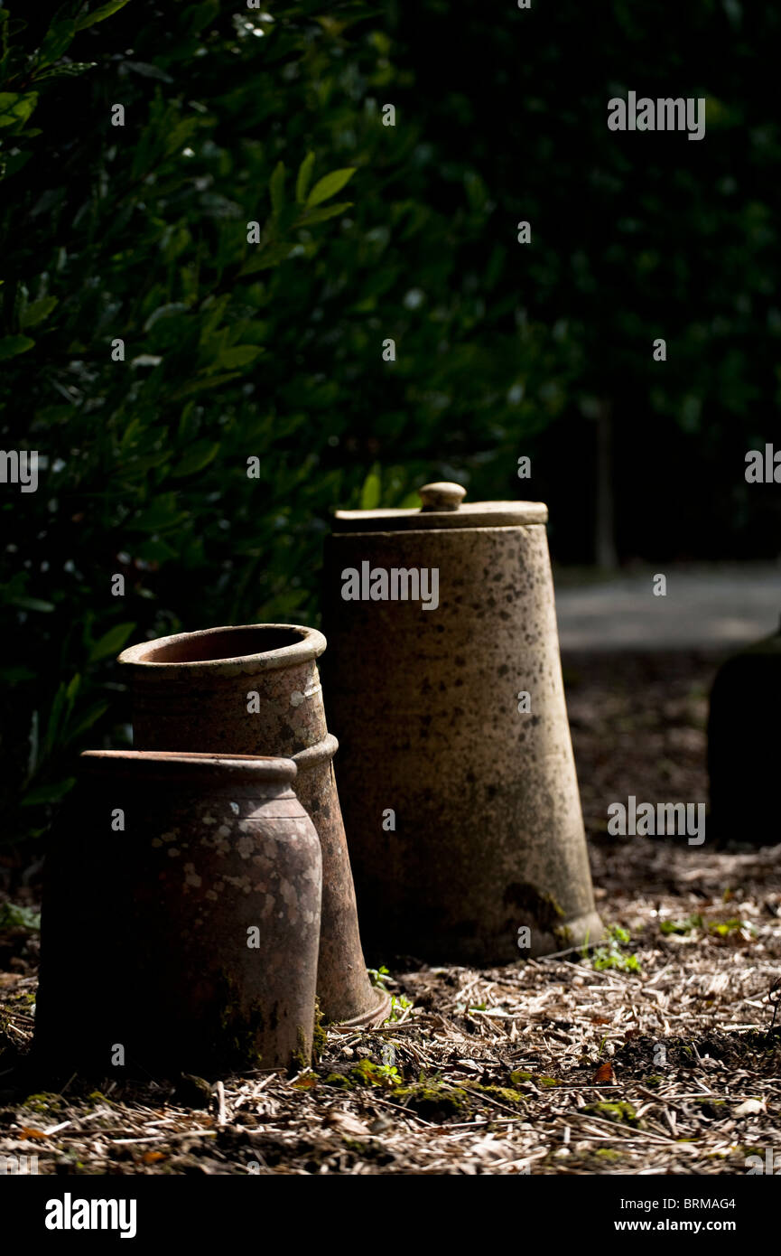 Pots à forcer la rhubarbe Les Jardins perdus de Heligan à Cornwall, Royaume-Uni Banque D'Images