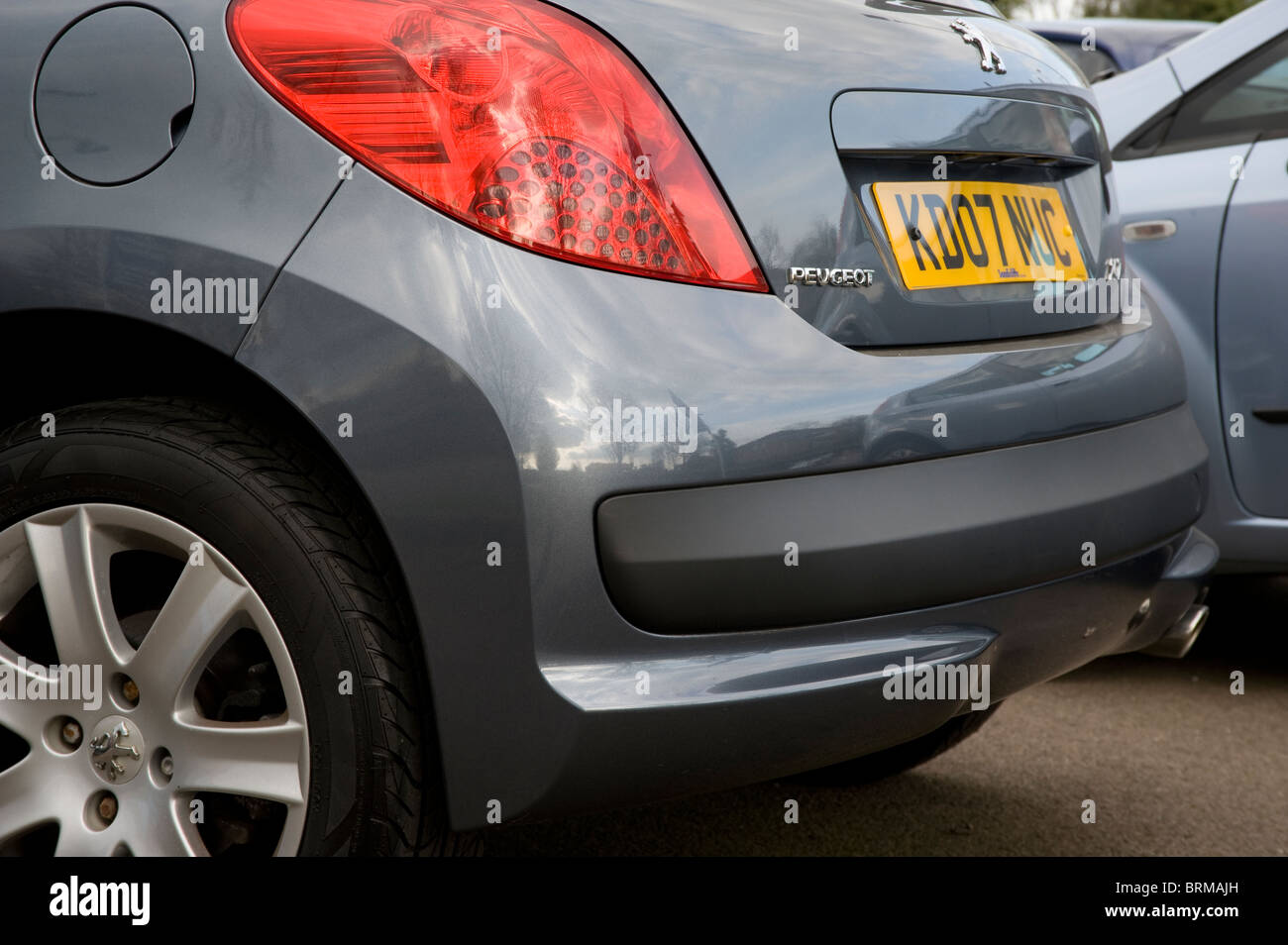 Vue rapprochée de l'arrière d'une voiture Peugeot. Banque D'Images