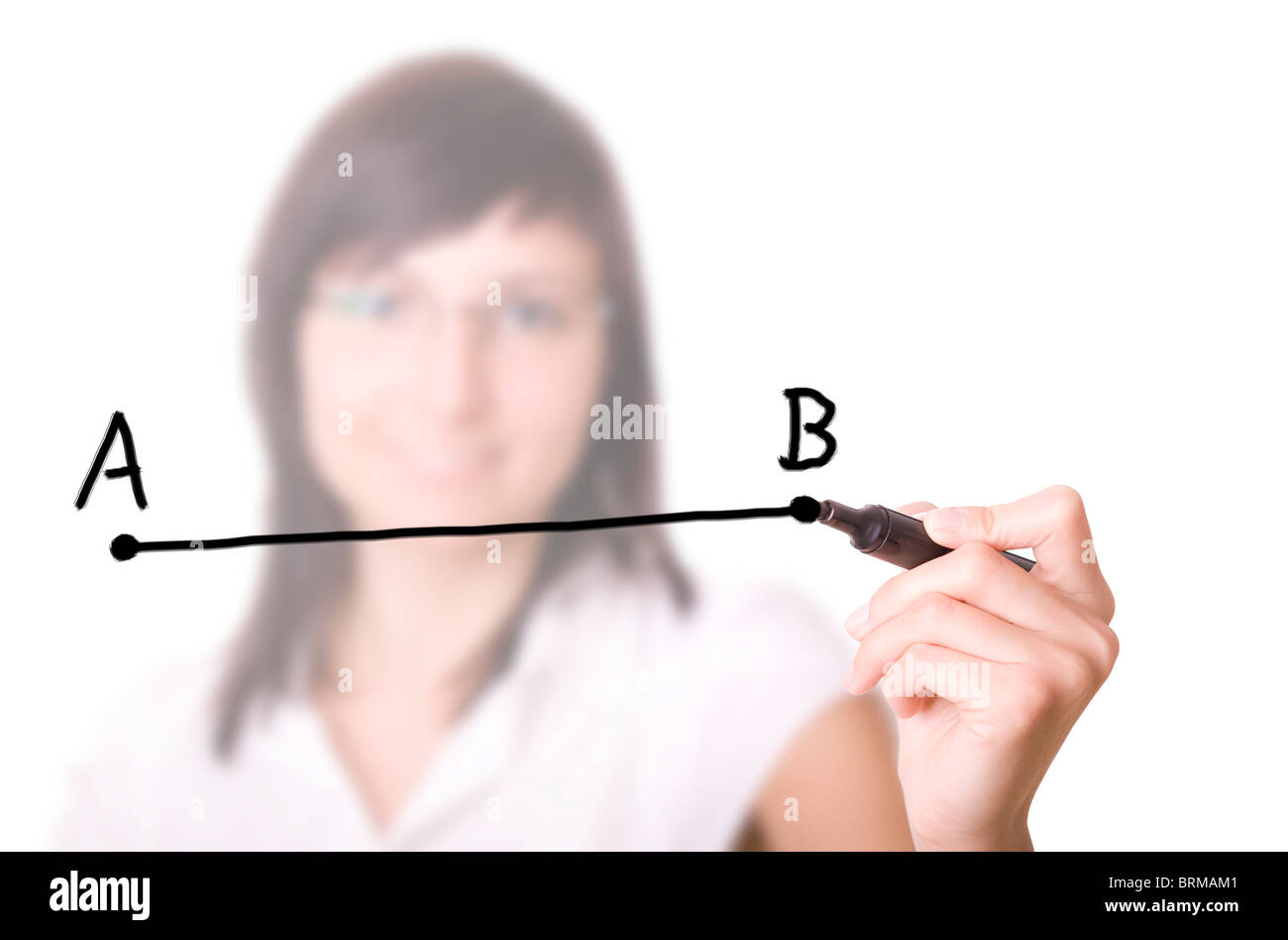 Femme dessinant une ligne du point A au point B (selective focus). Businesswoman avec stylo dans tableau virtuel. Banque D'Images