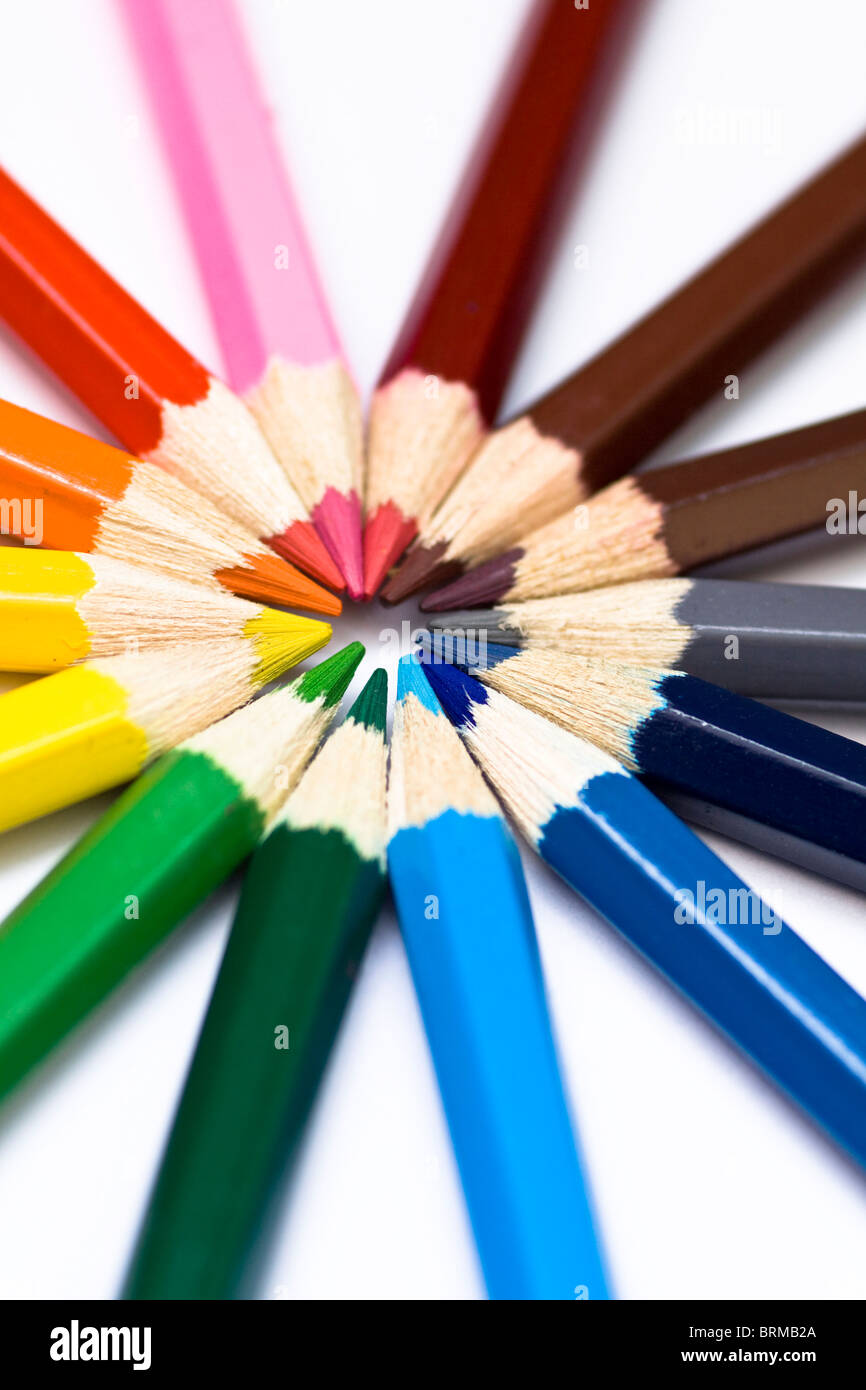 Close-up d'une sélection de crayons de couleur, disposés comme une roue de couleurs. Banque D'Images