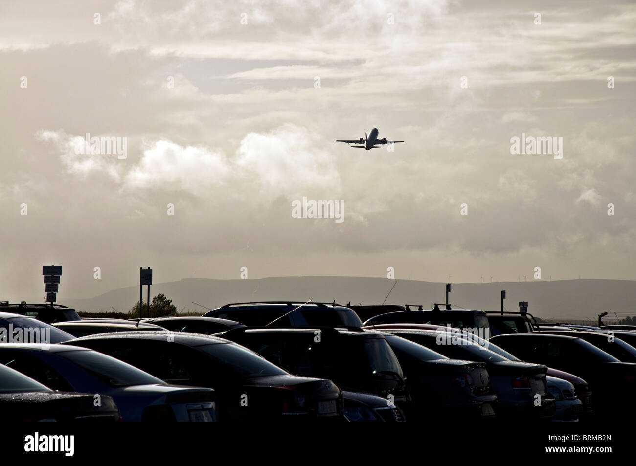 Avion décolle sur le parking de l'aéroport Banque D'Images