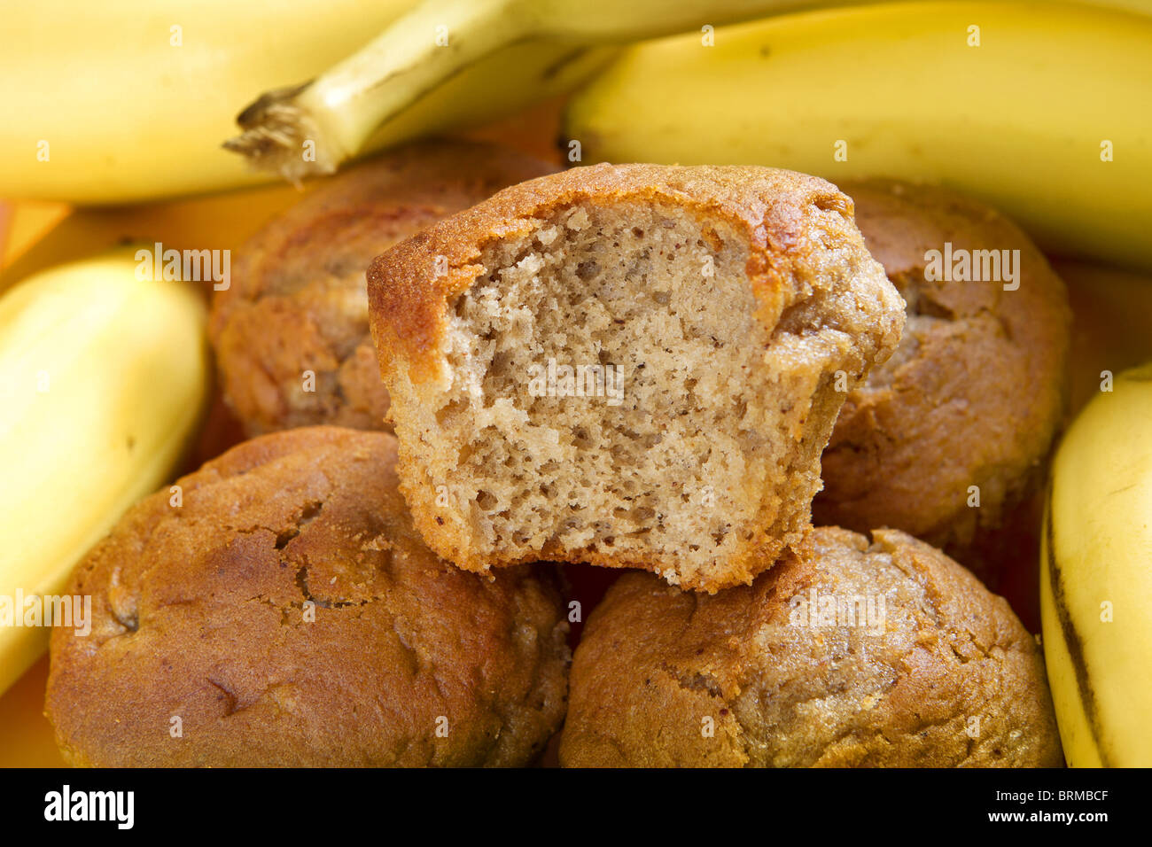 Libre d'un muffin banane avec une morsure prise hors de la banane et des muffins dans l'arrière-plan Banque D'Images