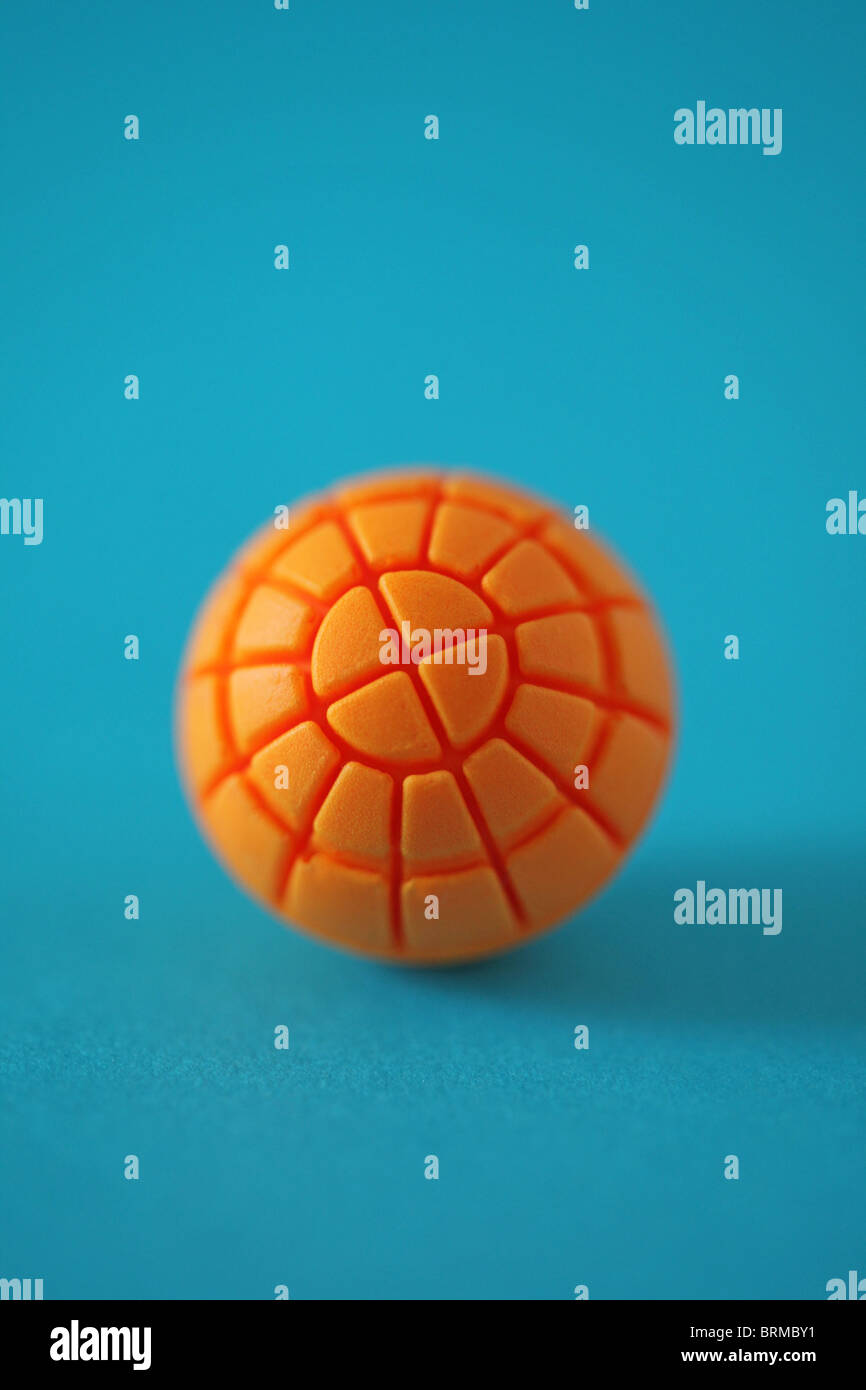 Close up of orange sphere ball sur la surface bleue Banque D'Images