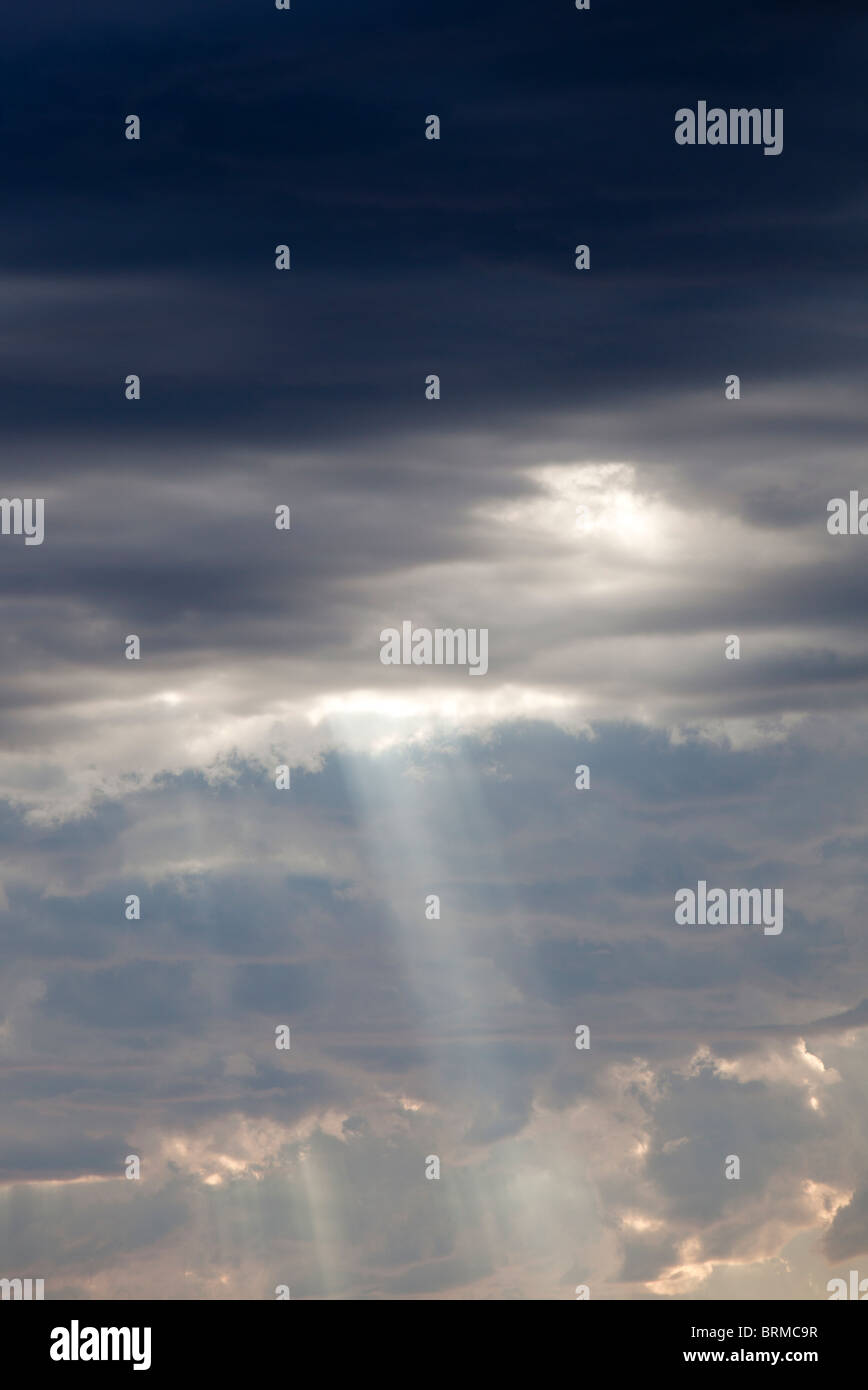 Soleil brillant à travers les nuages sombres , Finlande Banque D'Images
