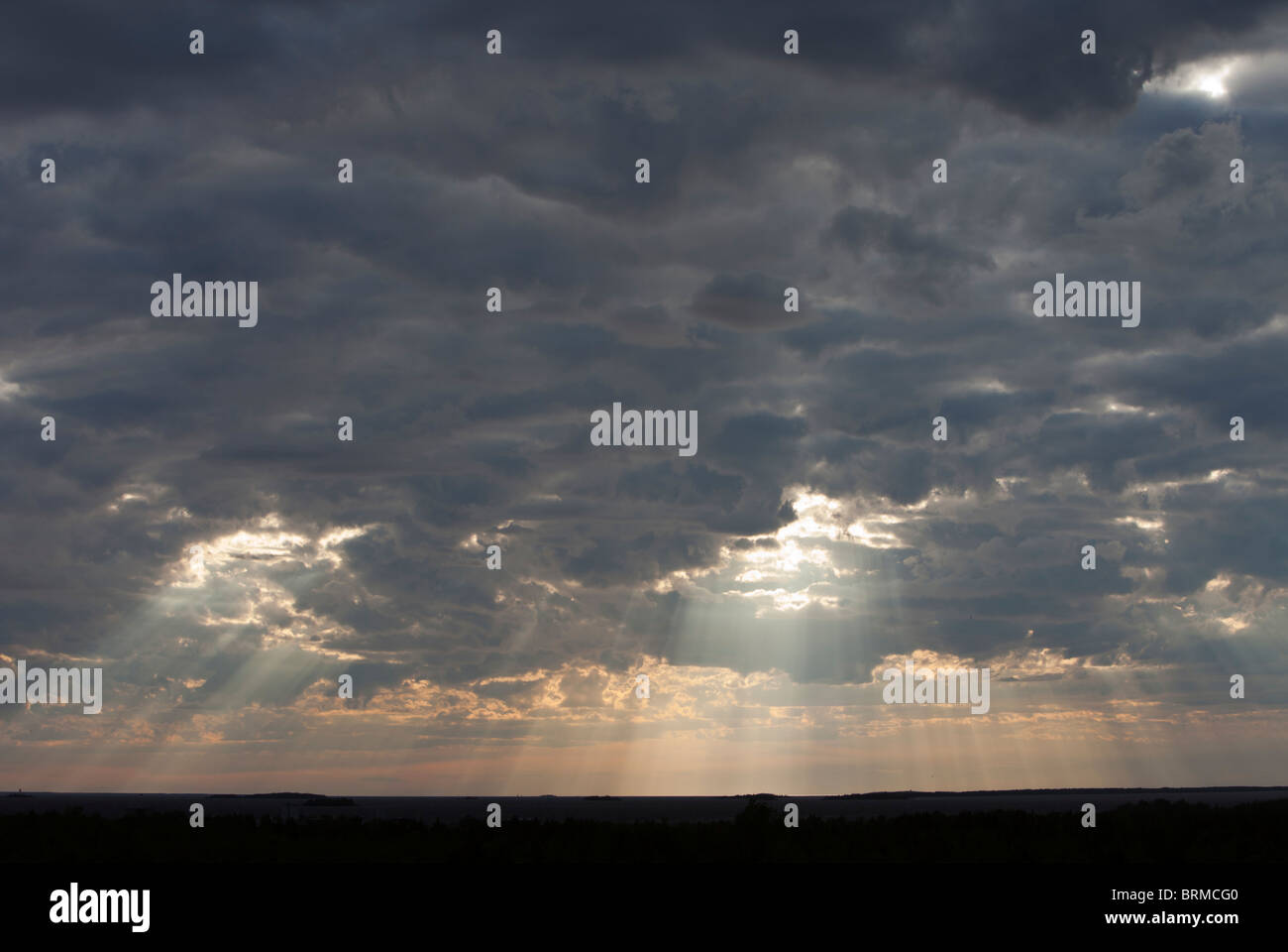 Soleil brillant à travers les nuages sombres , Finlande Banque D'Images
