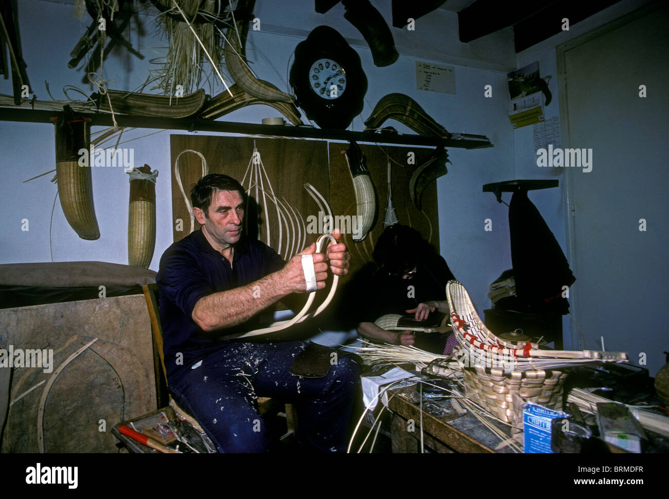 L'homme Basque Français Basque, l'homme, artisan, faisant de l'équipement, le jai alai, ville d'Ascain, Urrugne, Pays Basque Français, France Banque D'Images