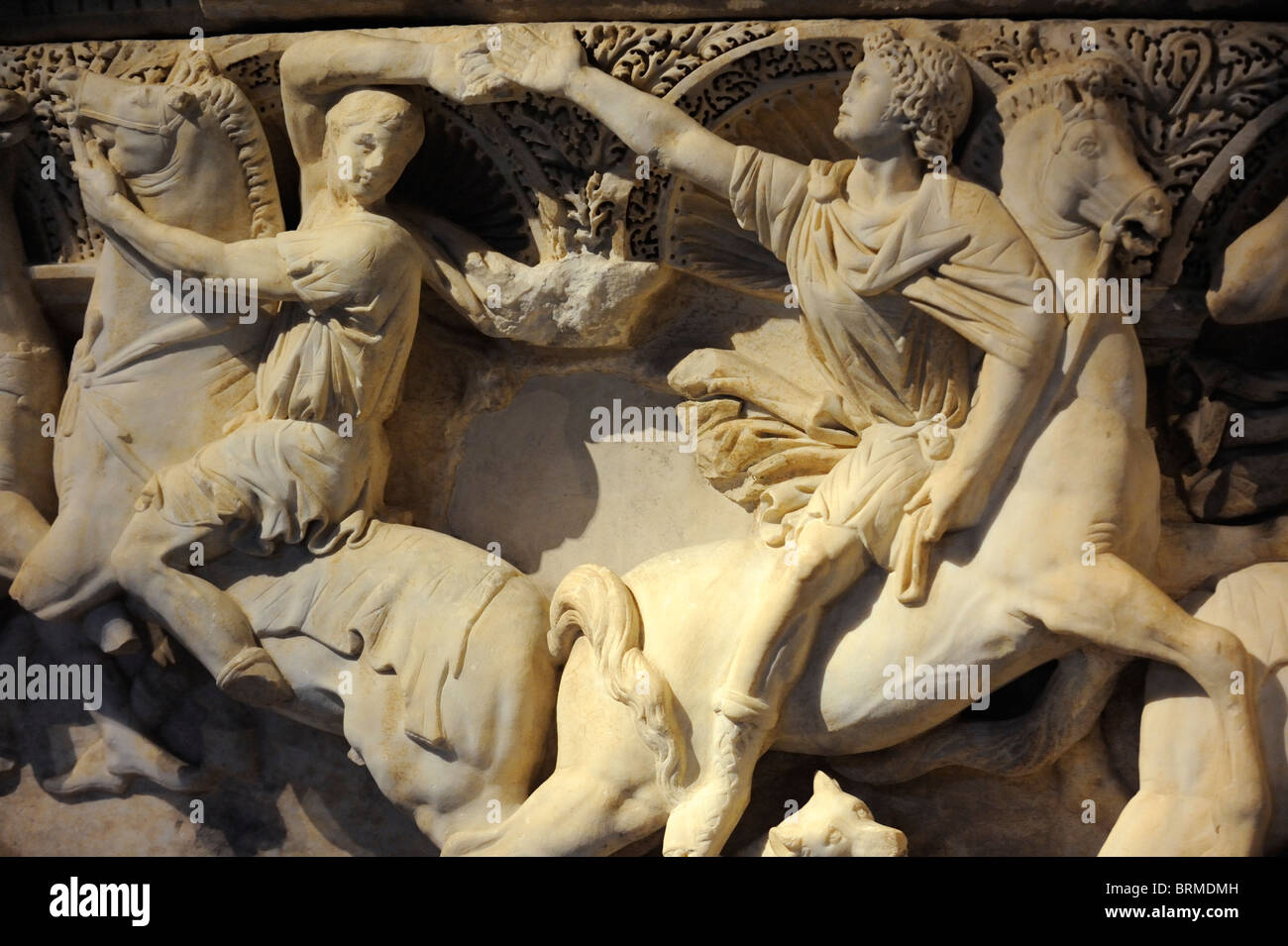 Détail de cavaliers sur le sarcophage d'Ambararasi Sidamara de la période romaine dans le musée d'archéologie à Istanbul Banque D'Images