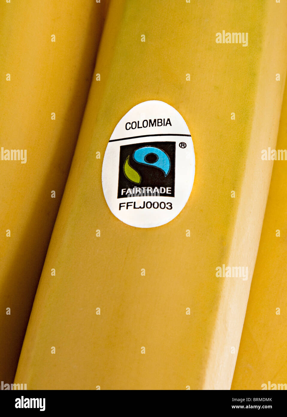 Banana avec autocollant Fairtrade et le pays d'origine la Colombie en vente dans un supermarché au Royaume-Uni Banque D'Images