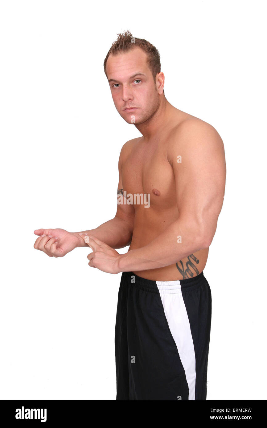 Un homme adulte de prendre son pouls propre topless avant un entraînement Banque D'Images