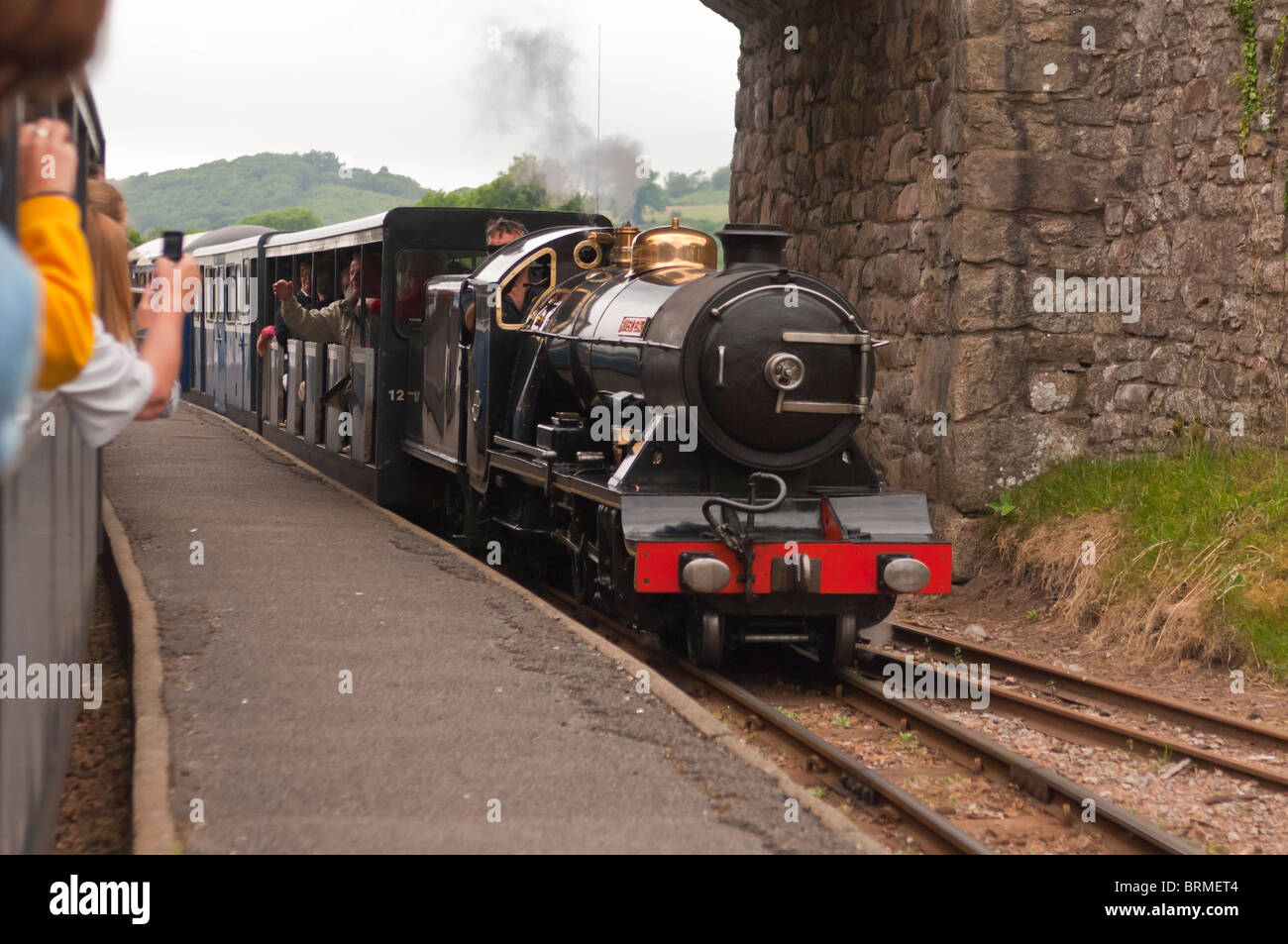 Un train à vapeur avec les gens sur le Nether Wasdale et Eskdale de fer étroit en Cumbria , Bretagne , France Banque D'Images