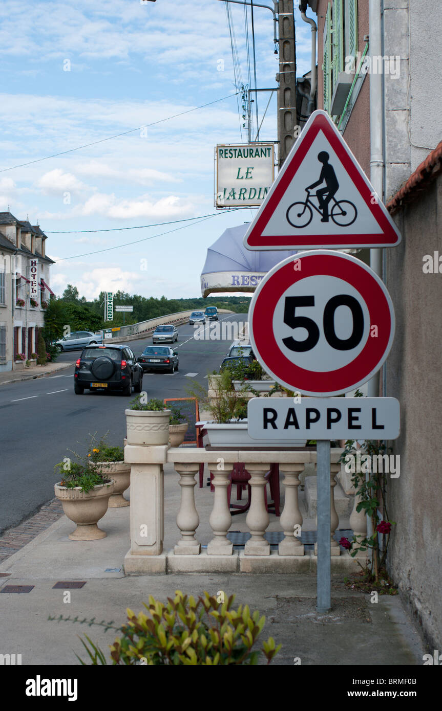 La limite de vitesse de 50 km/h reminder sign à French Village avec plus d'attention à regarder dehors pour les cyclistes Banque D'Images
