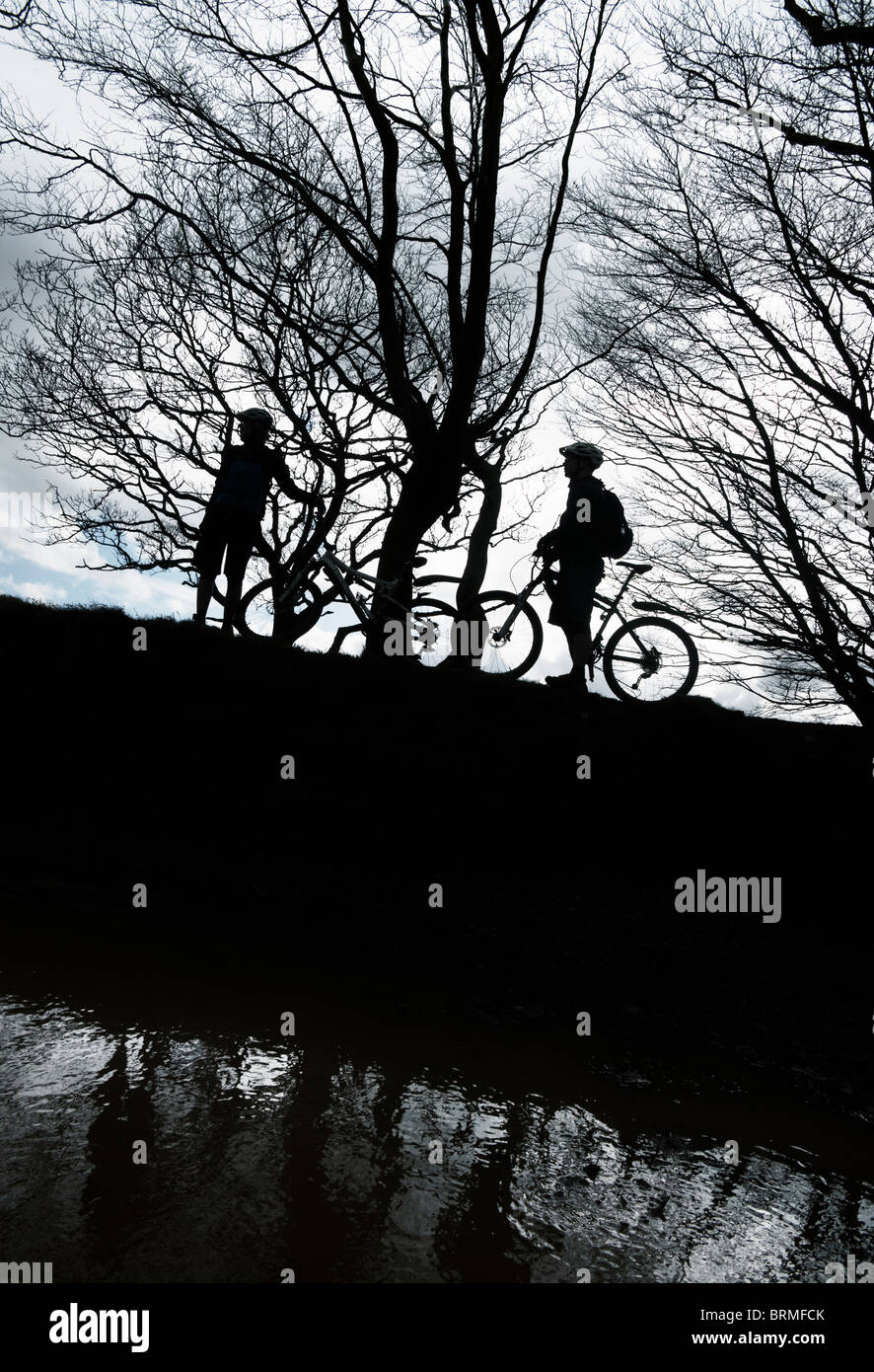 Couple Silhouette cycliste en campagne Banque D'Images