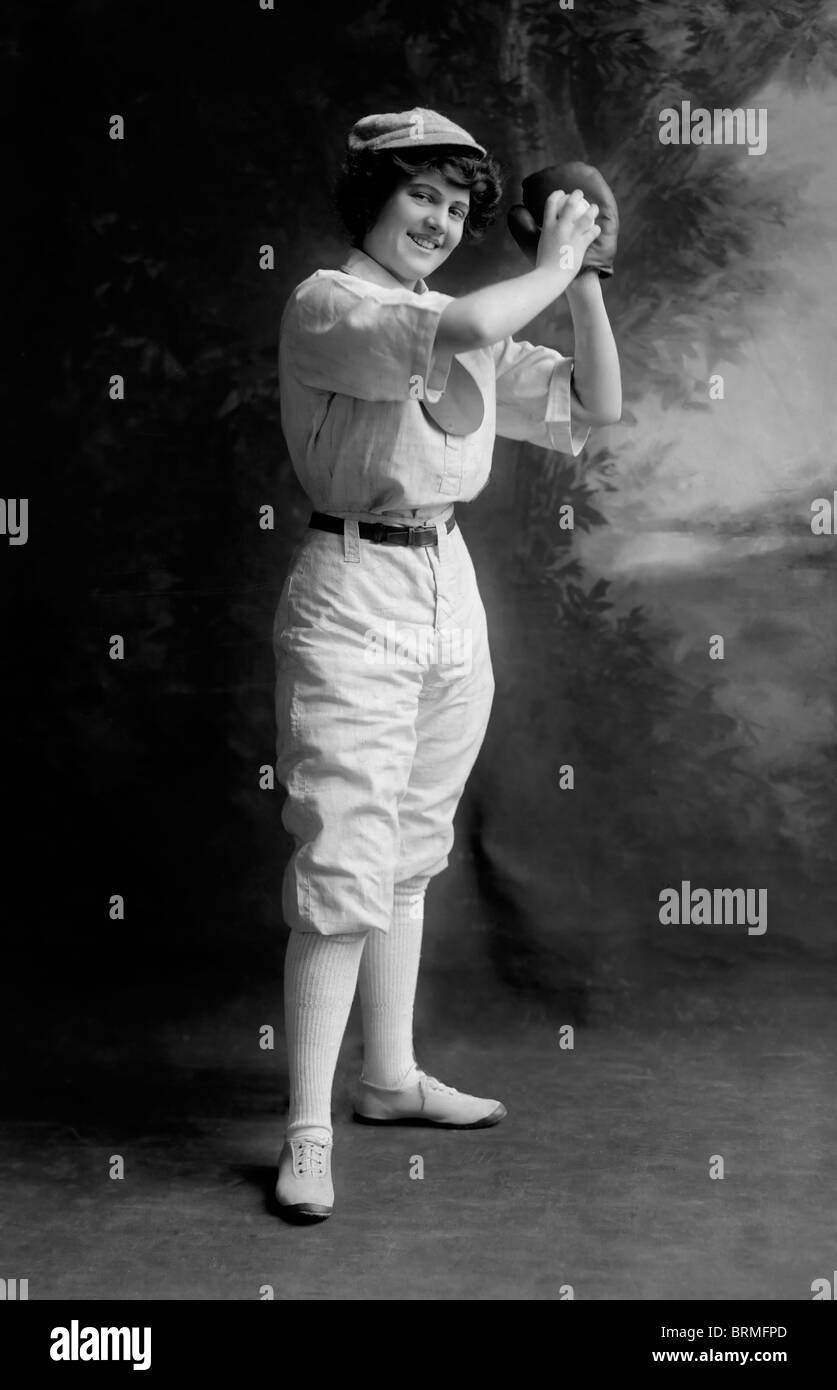 Joueur de baseball féminin - femme en position pitcher studio, portrait, portant un uniforme de baseball, vers 1913 Banque D'Images