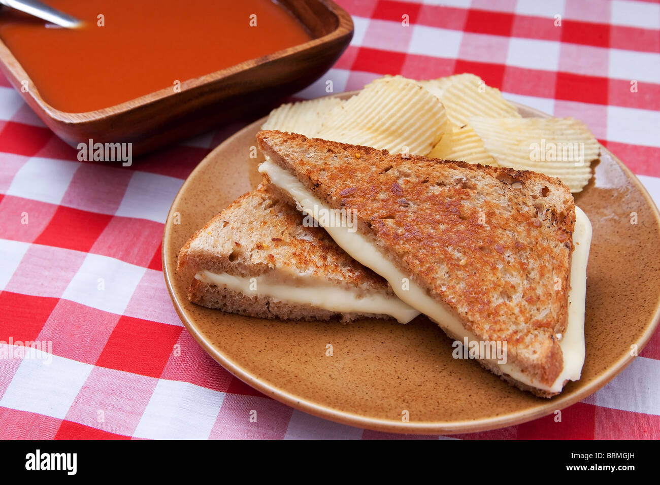 Une soupe et un sandwich - un classique américain avec du fromage grillé et soupe de tomate Banque D'Images