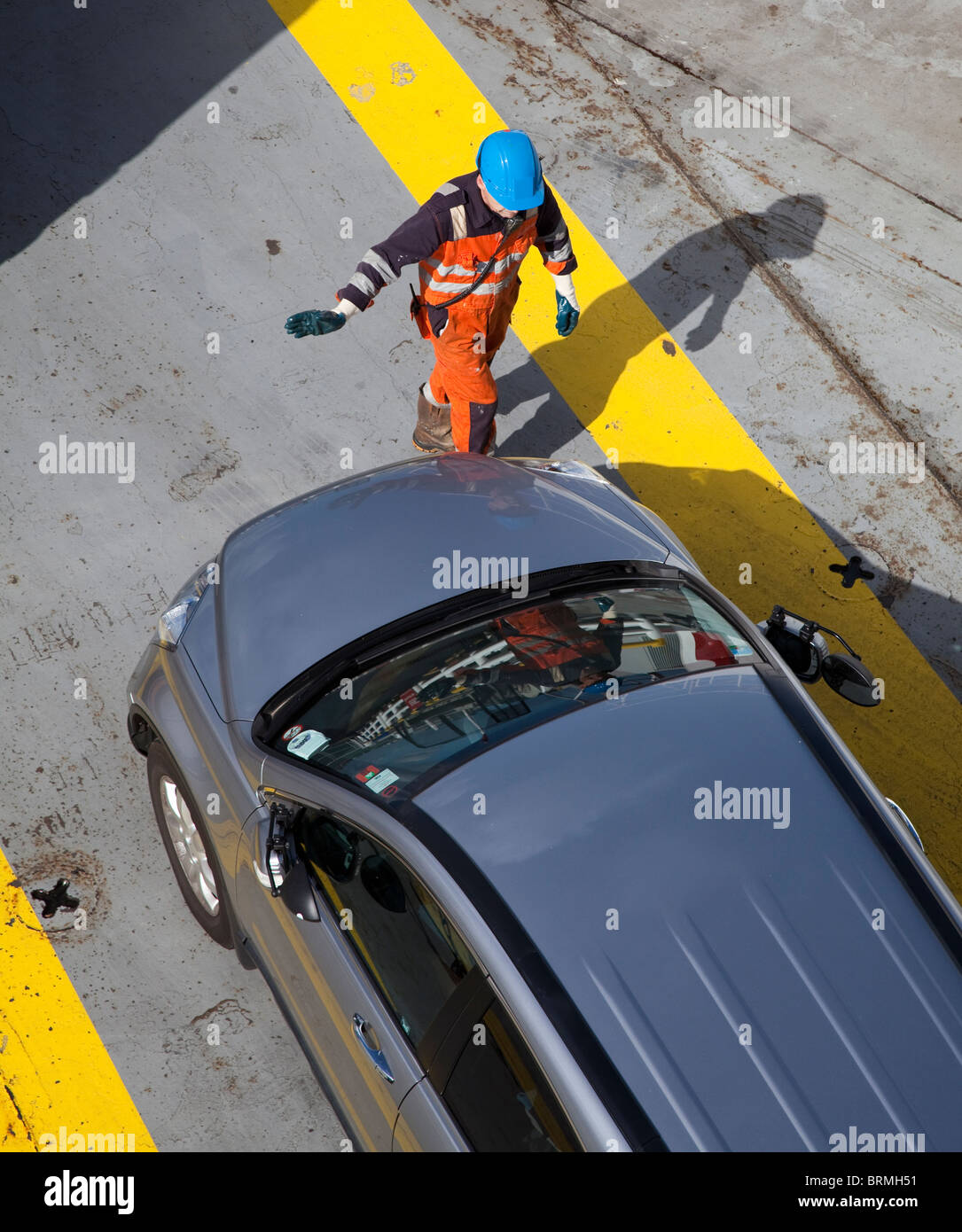 La direction de l'homme pour s'arrêter en voiture Douvres Ferry UK Banque D'Images