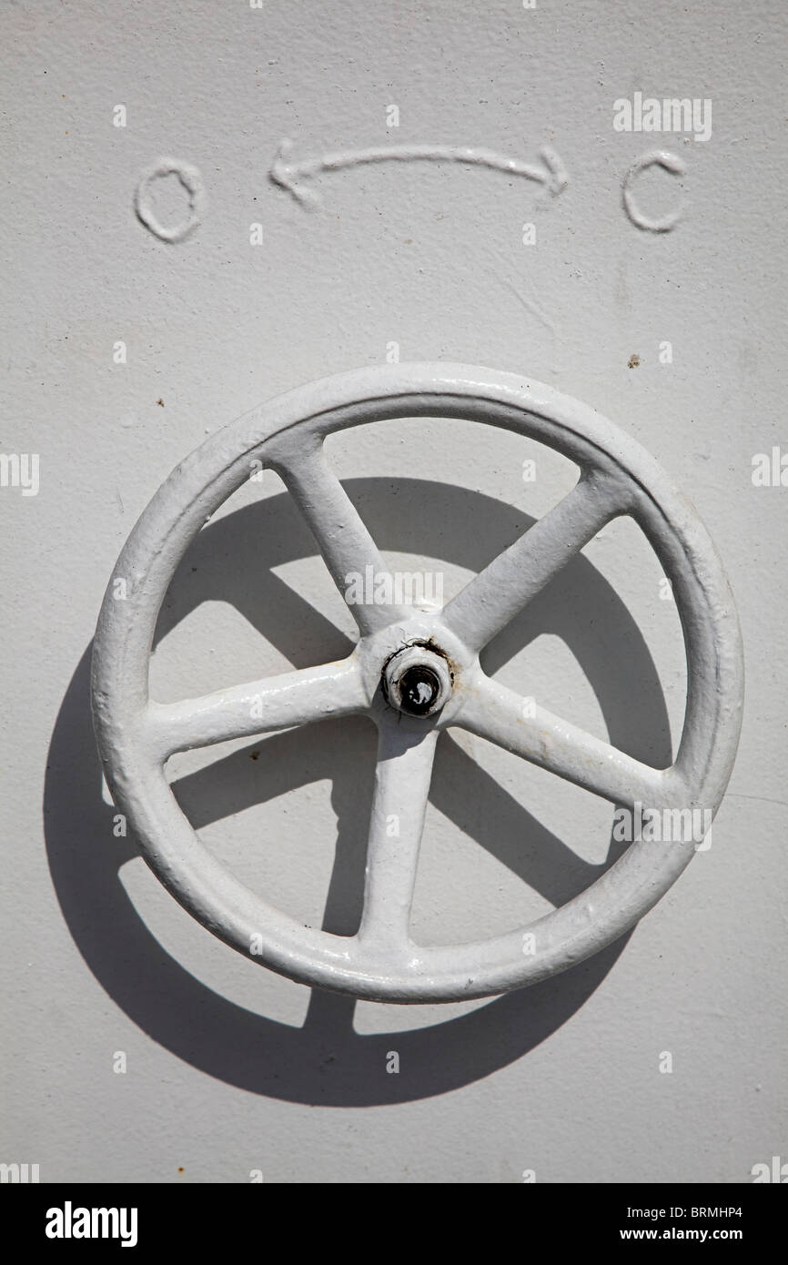 Roue sur porte étanche sur cross channel ferry avec O pour ouvrir l'adn C pour les symboles fermé UK Banque D'Images