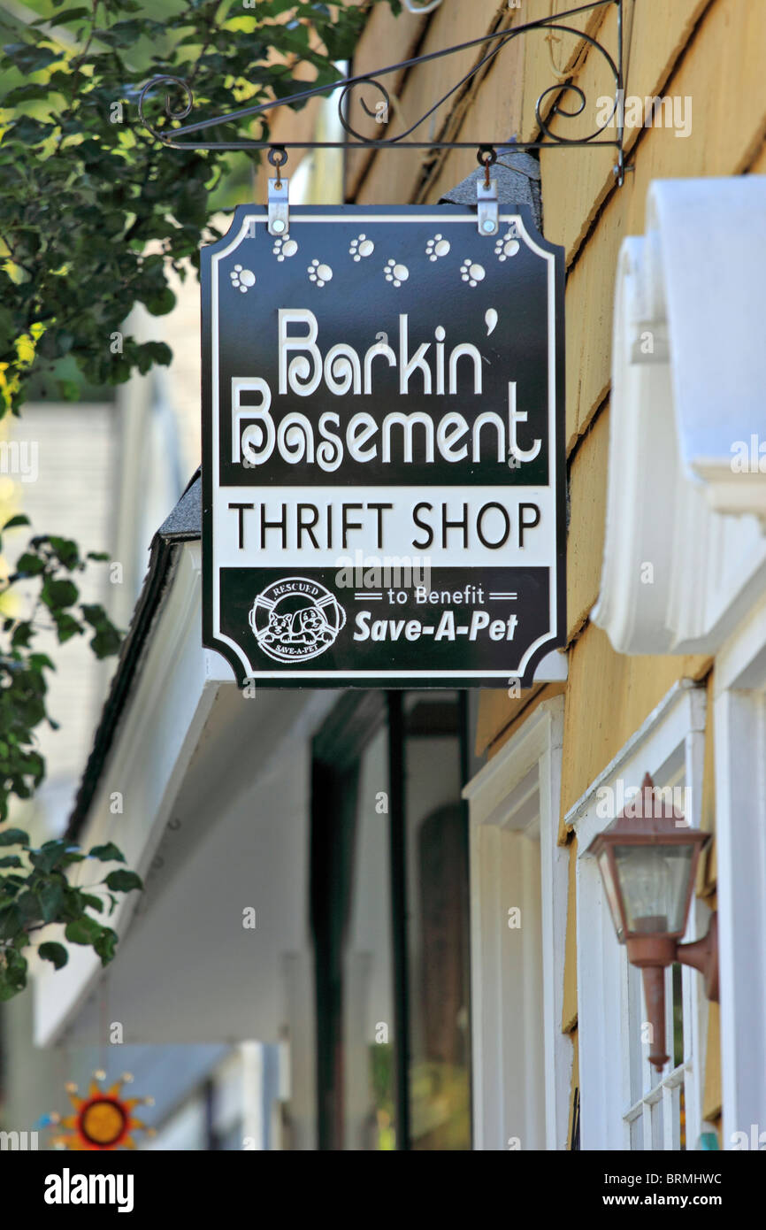 Affiche à l'extérieur de magasin d'aubaines, Port Jefferson Village, Long Island NY Banque D'Images