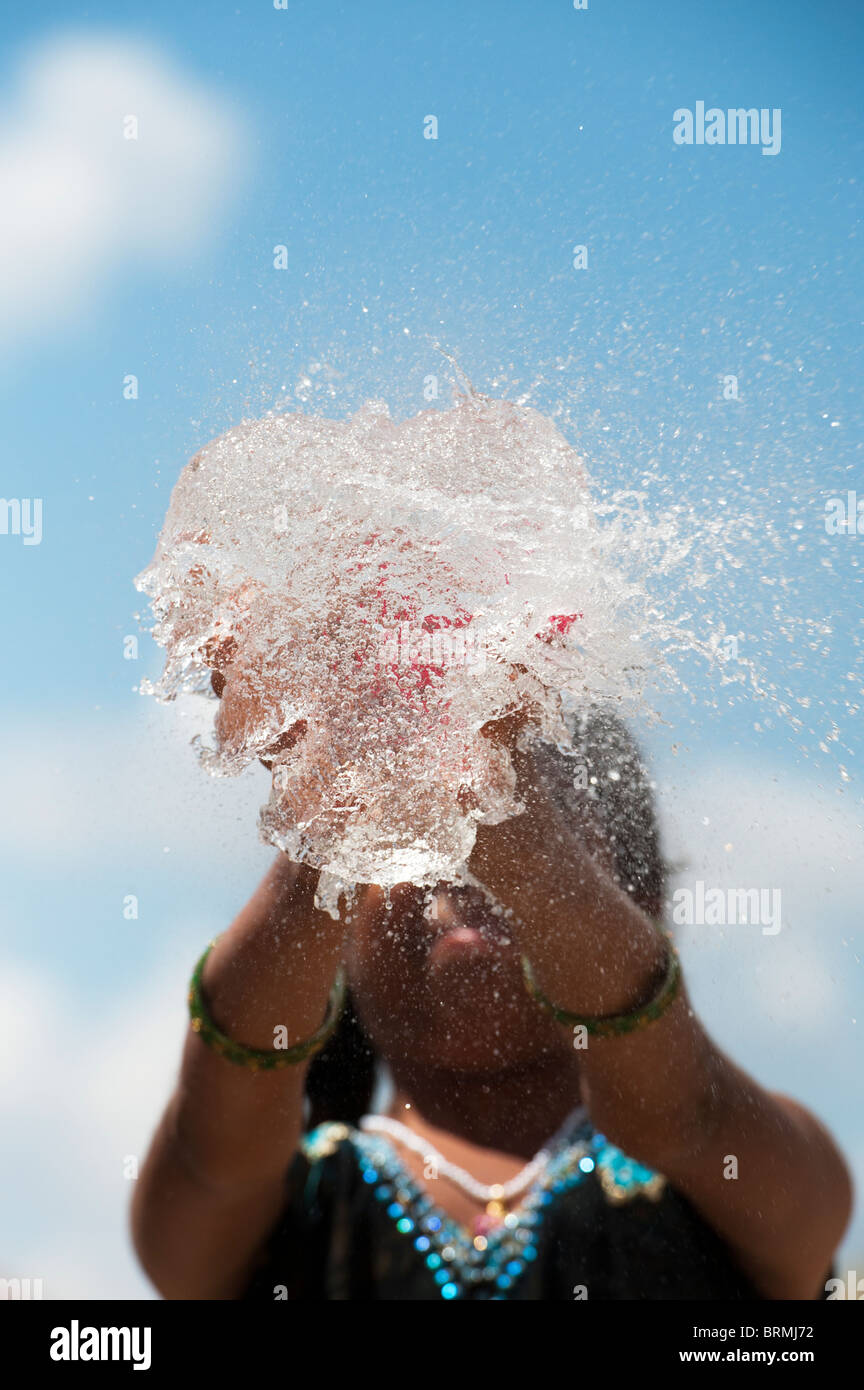 Indian girl holding a water balloon burst. L'Inde Banque D'Images