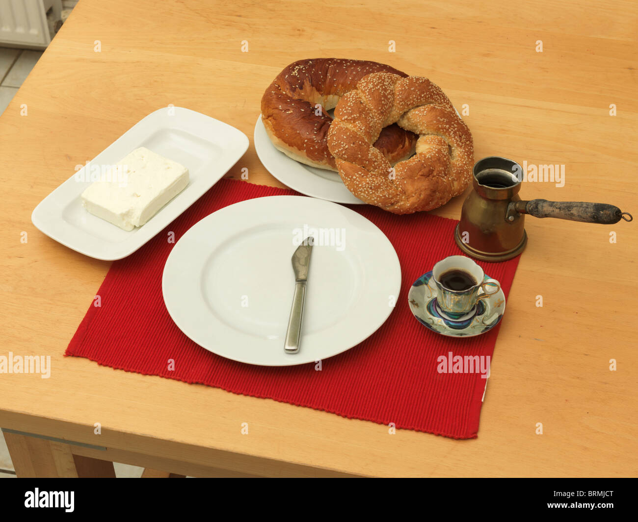 Café grec et un simple petit-déjeuner grec avec du pain et fromage feta Banque D'Images