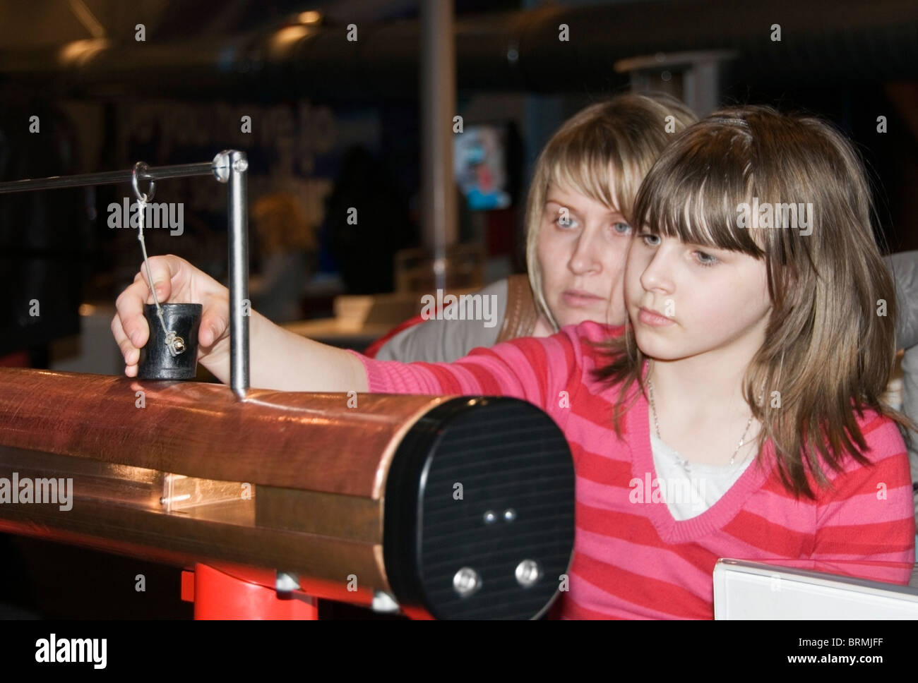 Portrait de mère polonaise et de sa fille l'expérimentation de champ magnétique au Science Museum, Londres, Angleterre, Royaume-Uni, Europe, UNION EUROPÉENNE Banque D'Images