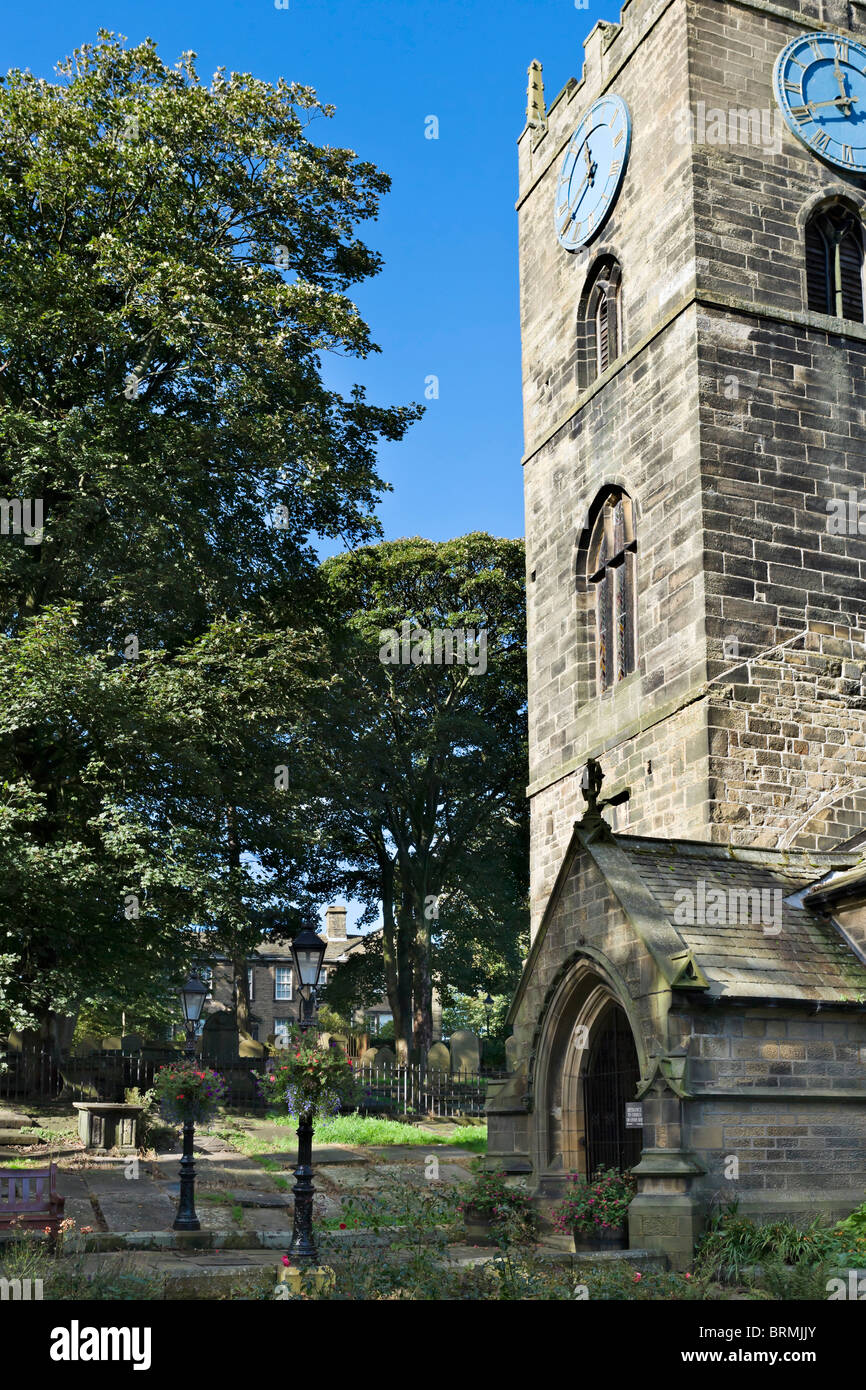 L'église paroissiale avec Haworth Bronte Parsonage Museum derrière, Haworth, West Yorkshire, England, UK Banque D'Images
