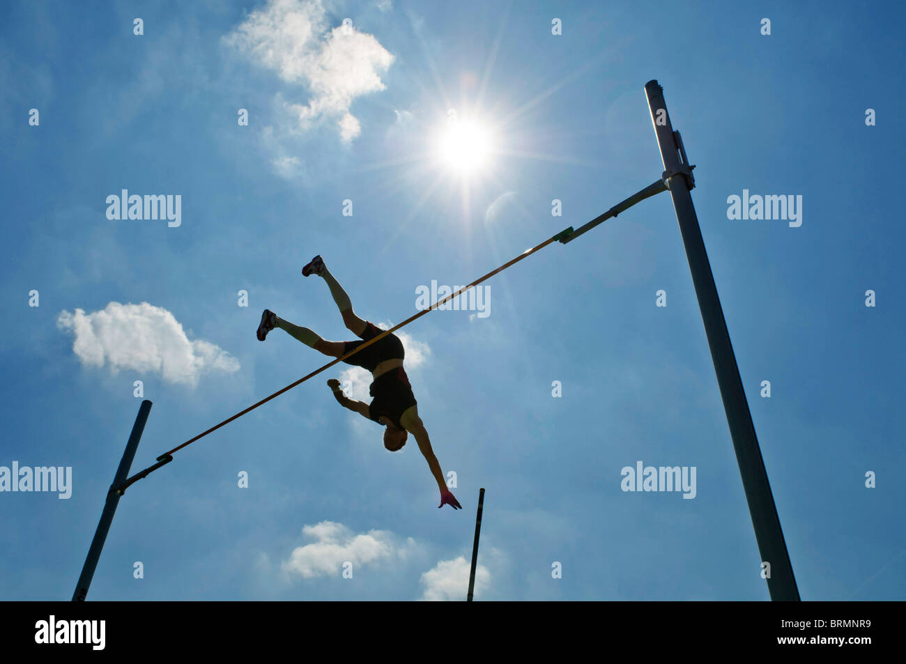 Fait du triple saut Le saut contre le ciel bleu Banque D'Images